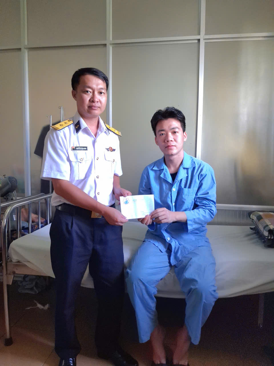 Lữ đoàn 955 quyên góp, trao quà sẻ chia đến các quân nhân đang điều trị bệnh- Ảnh 3.