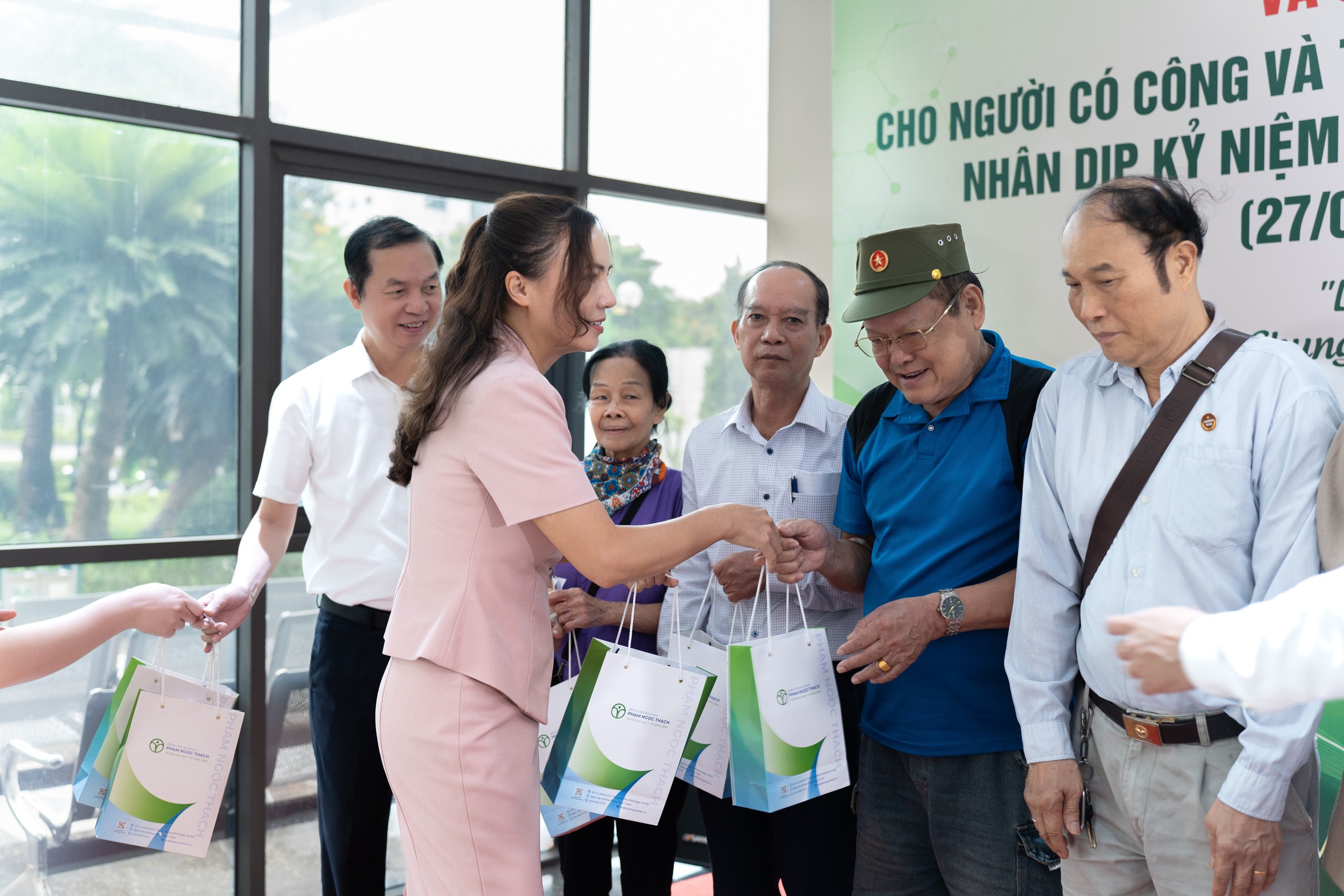 Gallery - Tri ân người có công qua chương trình khám sức khỏe và cấp thuốc miễn phí nhân dịp 27/7 - image 7