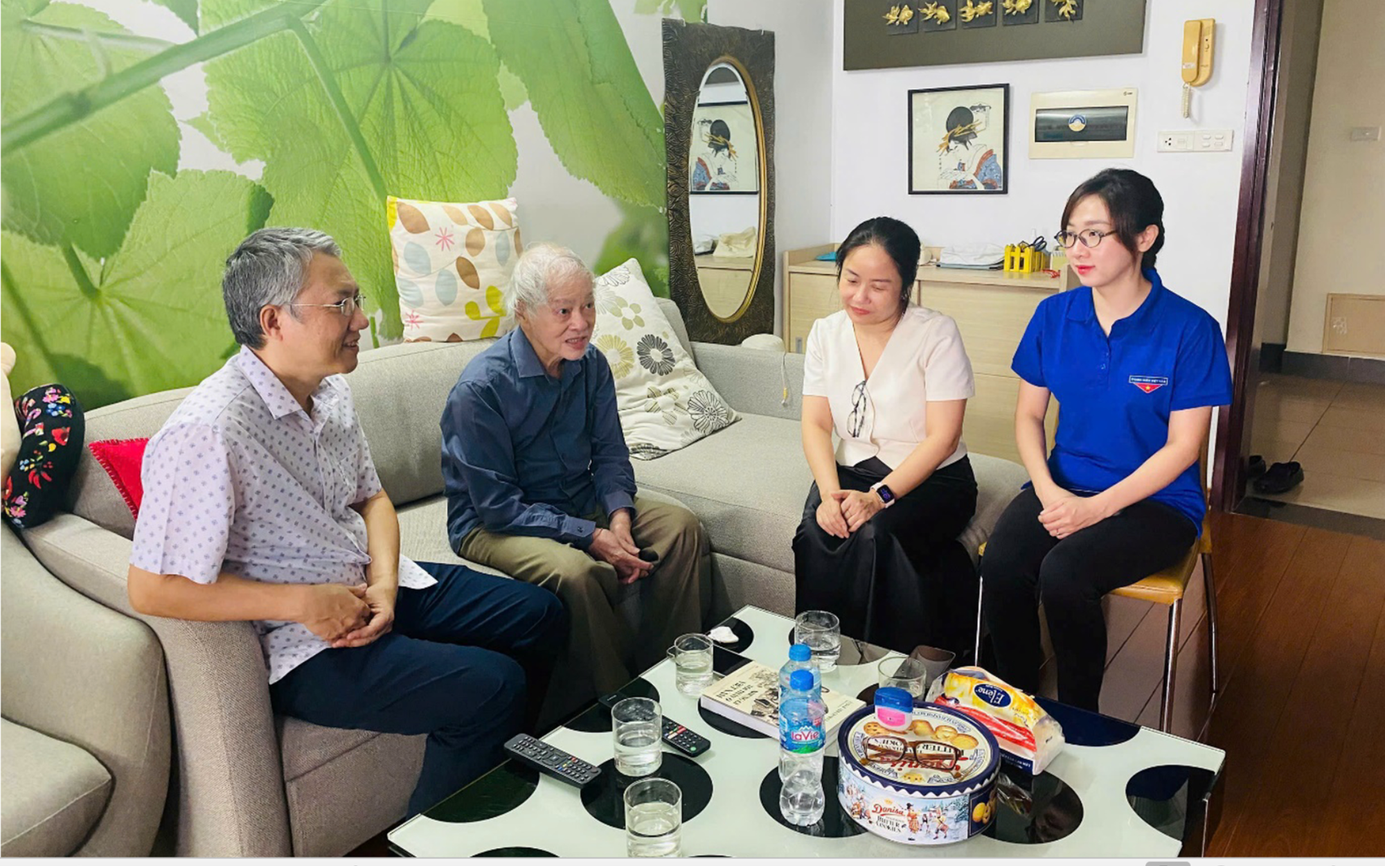 Thứ trưởng Bộ Y tế Nguyễn Thị Liên Hương dâng hương tri ân anh hùng, liệt sĩ GS.BS Đặng Văn Ngữ - Ảnh 3.