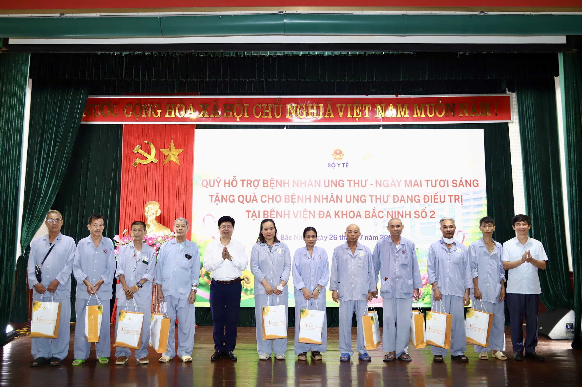 Thứ trưởng Bộ Y tế Trần Văn Thuấn thăm, động viên người bệnh ung thư tại Bắc Ninh- Ảnh 6.