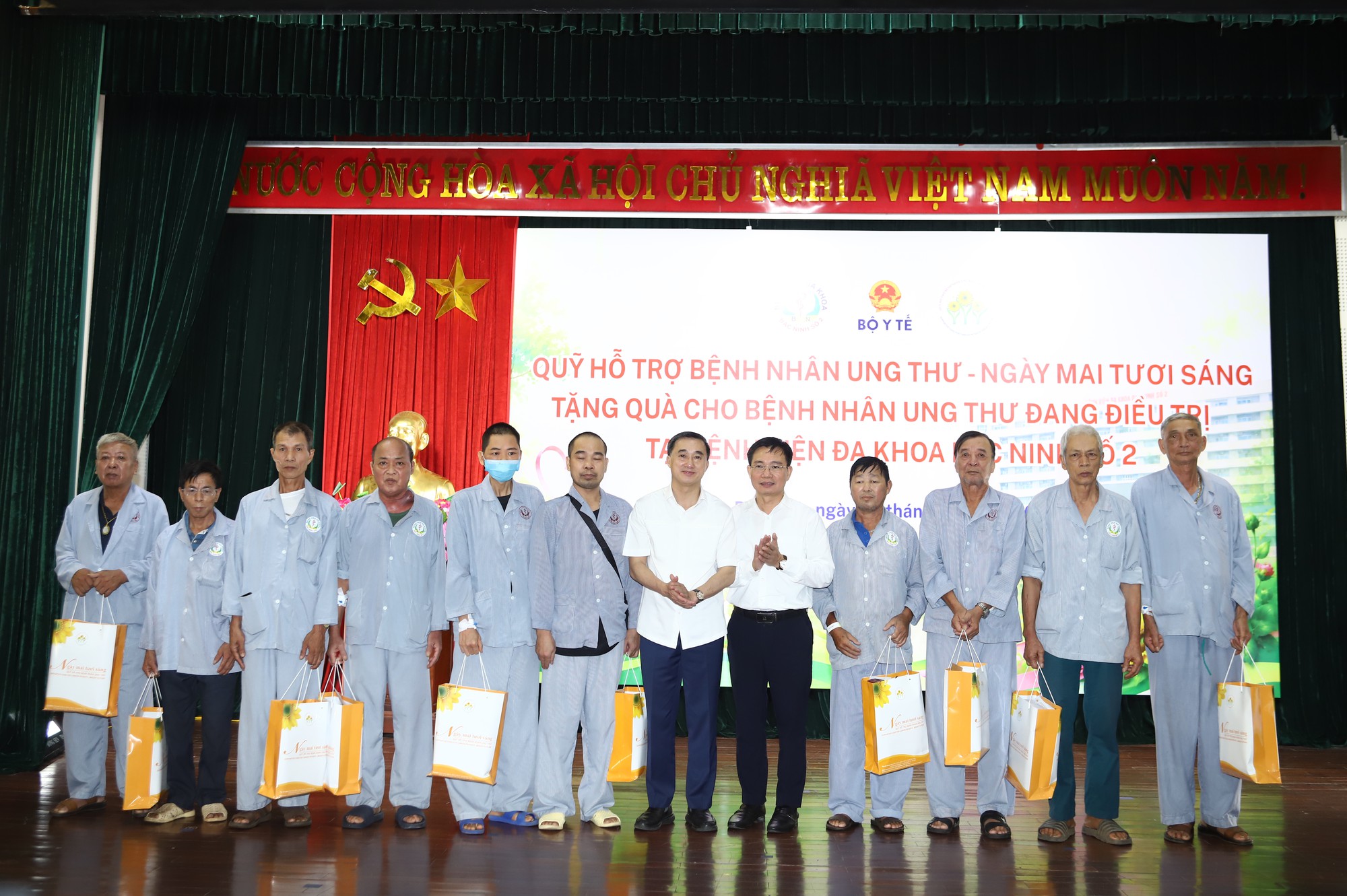 Thứ trưởng Bộ Y tế Trần Văn Thuấn thăm, động viên người bệnh ung thư tại Bắc Ninh- Ảnh 4.