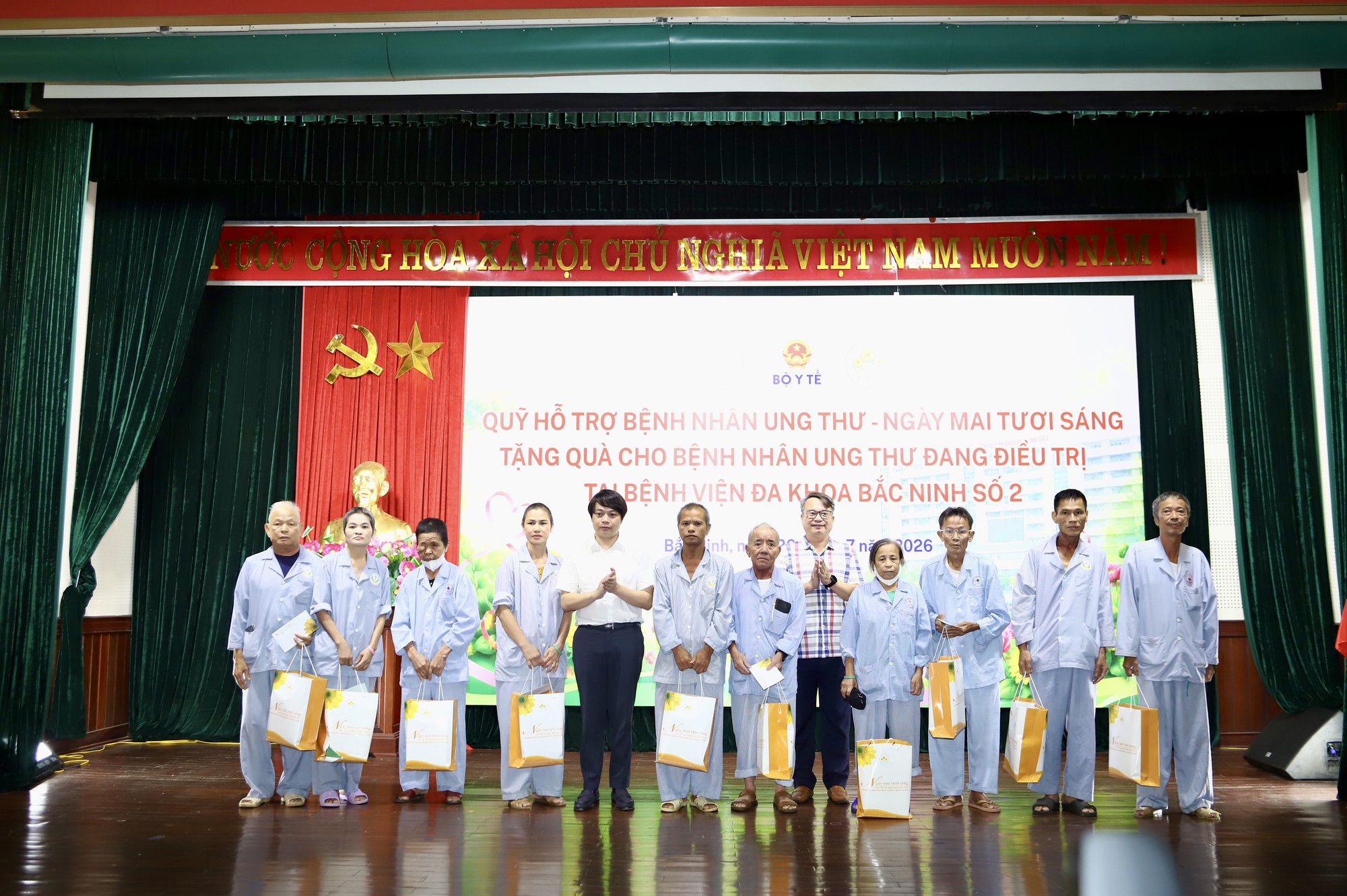 Thứ trưởng Bộ Y tế Trần Văn Thuấn thăm, động viên người bệnh ung thư tại Bắc Ninh- Ảnh 5.