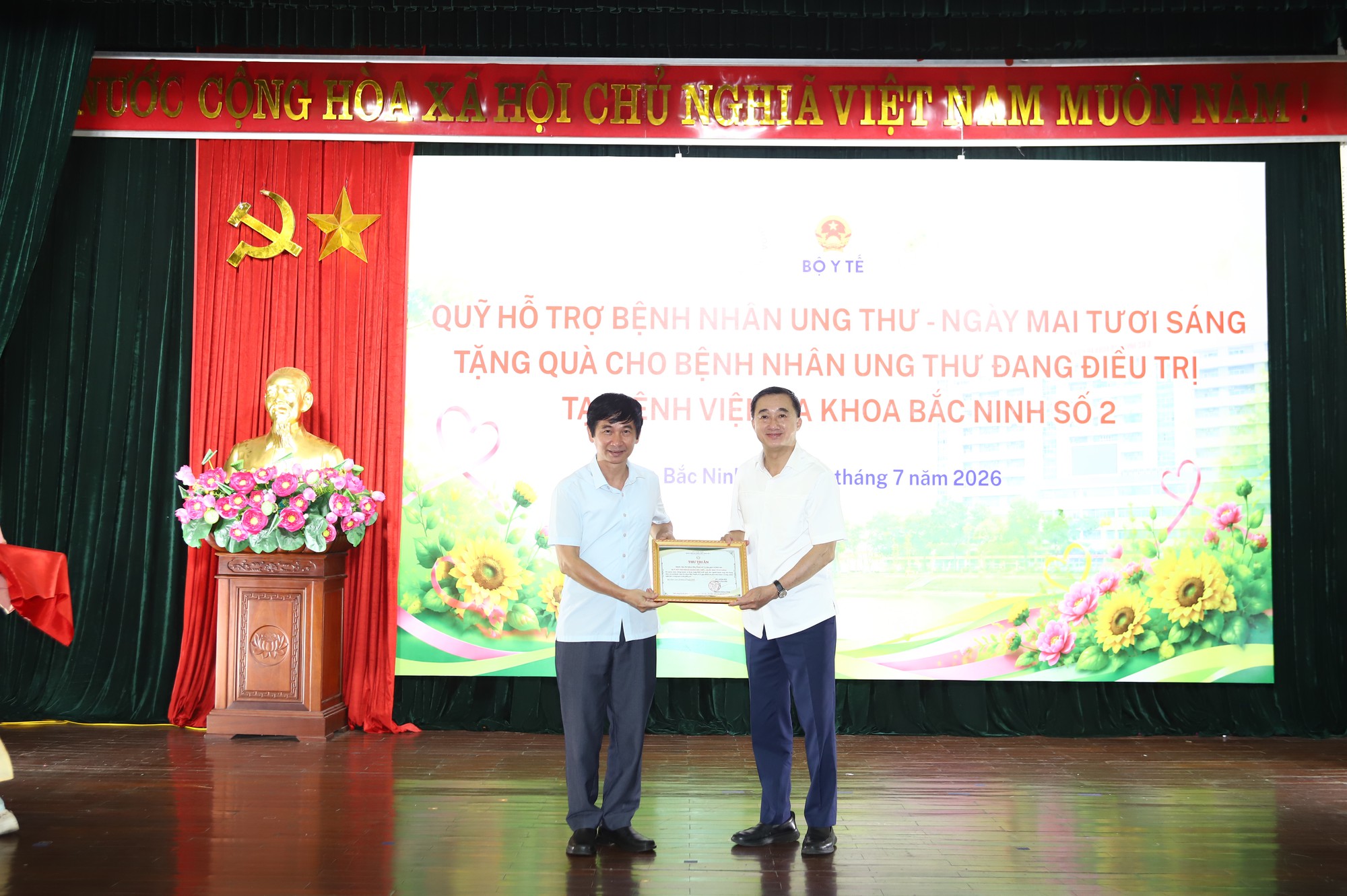 Thứ trưởng Bộ Y tế Trần Văn Thuấn thăm, động viên người bệnh ung thư tại Bắc Ninh- Ảnh 3.