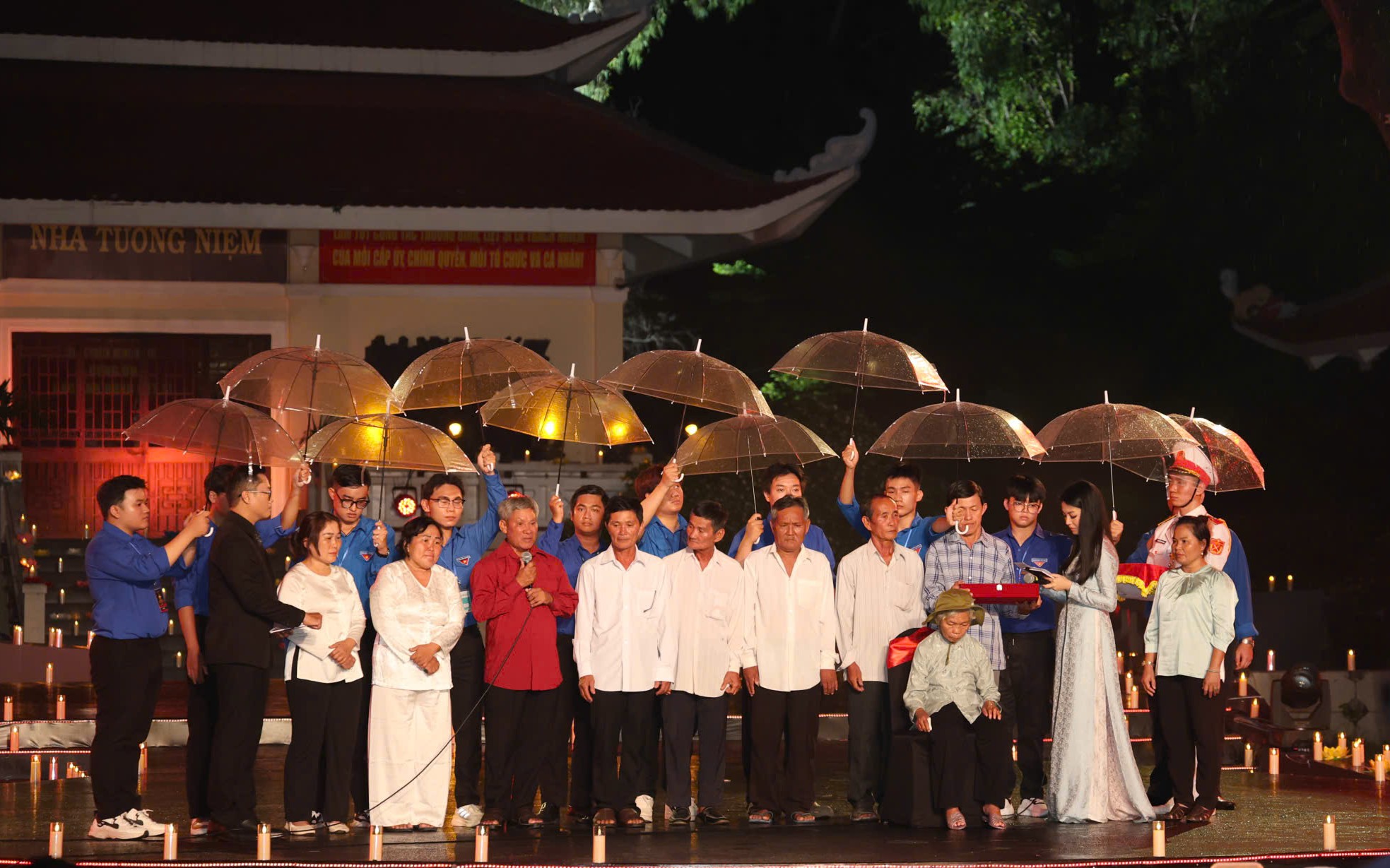 Đêm tri ân nơi có hơn một vạn liệt sĩ yên nghỉ - Ảnh 10.