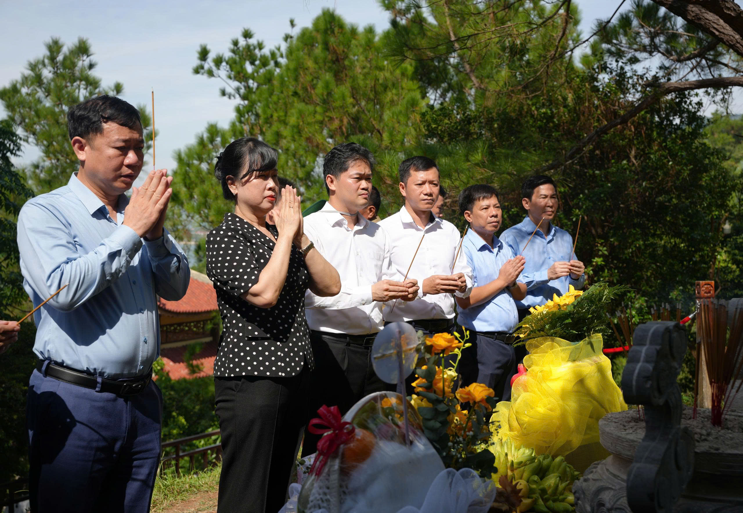 Bộ trưởng Đào Hồng Lan và đoàn công tác Bộ Y tế tri ân anh hùng, liệt sĩ, gia đình chính sách tại các tỉnh miền Trung- Ảnh 9.