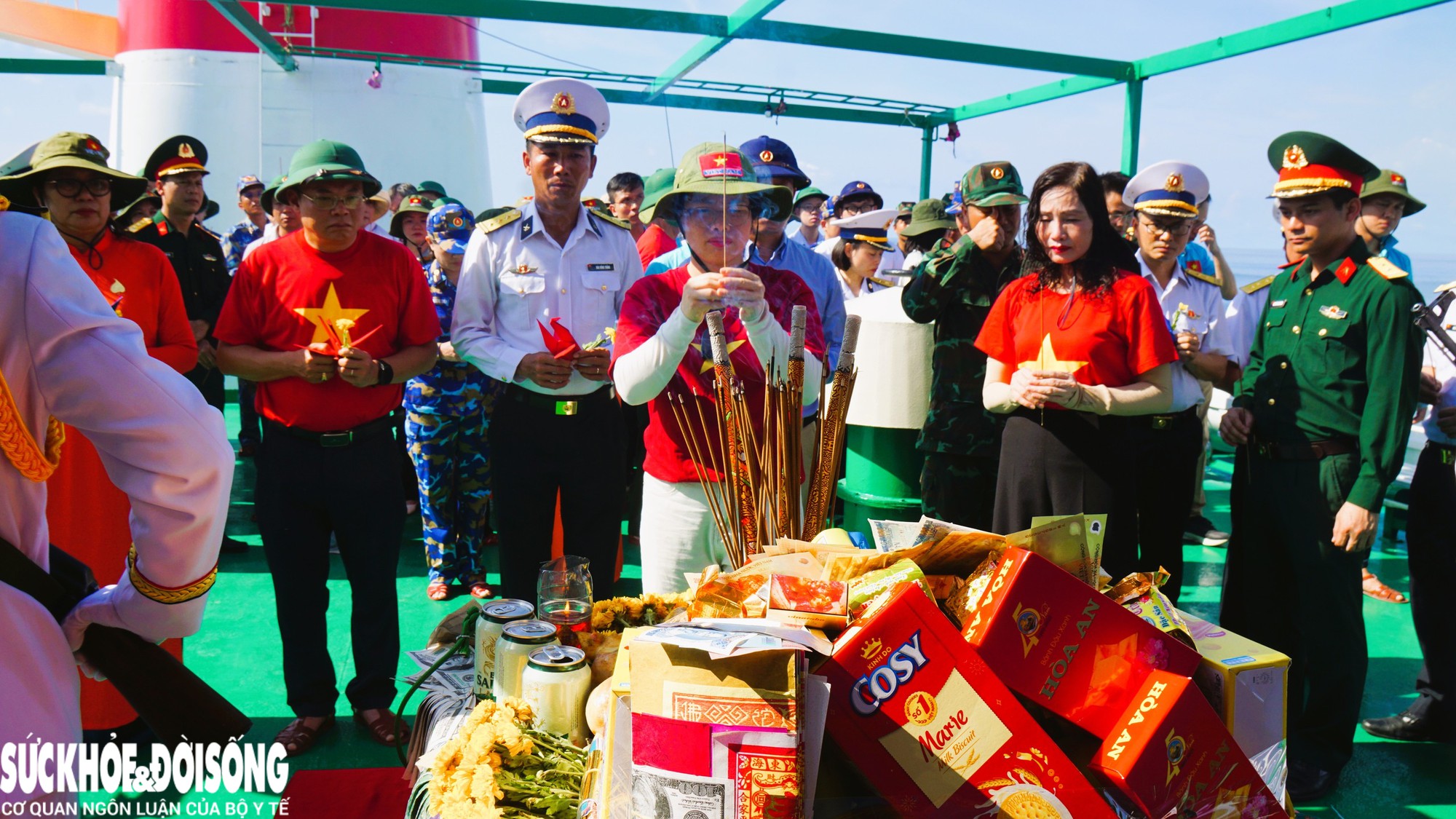 Lễ tri ân liệt sĩ 64 anh hùng Gạc Ma giữa trùng khơi Không thể quên - Ảnh 8.