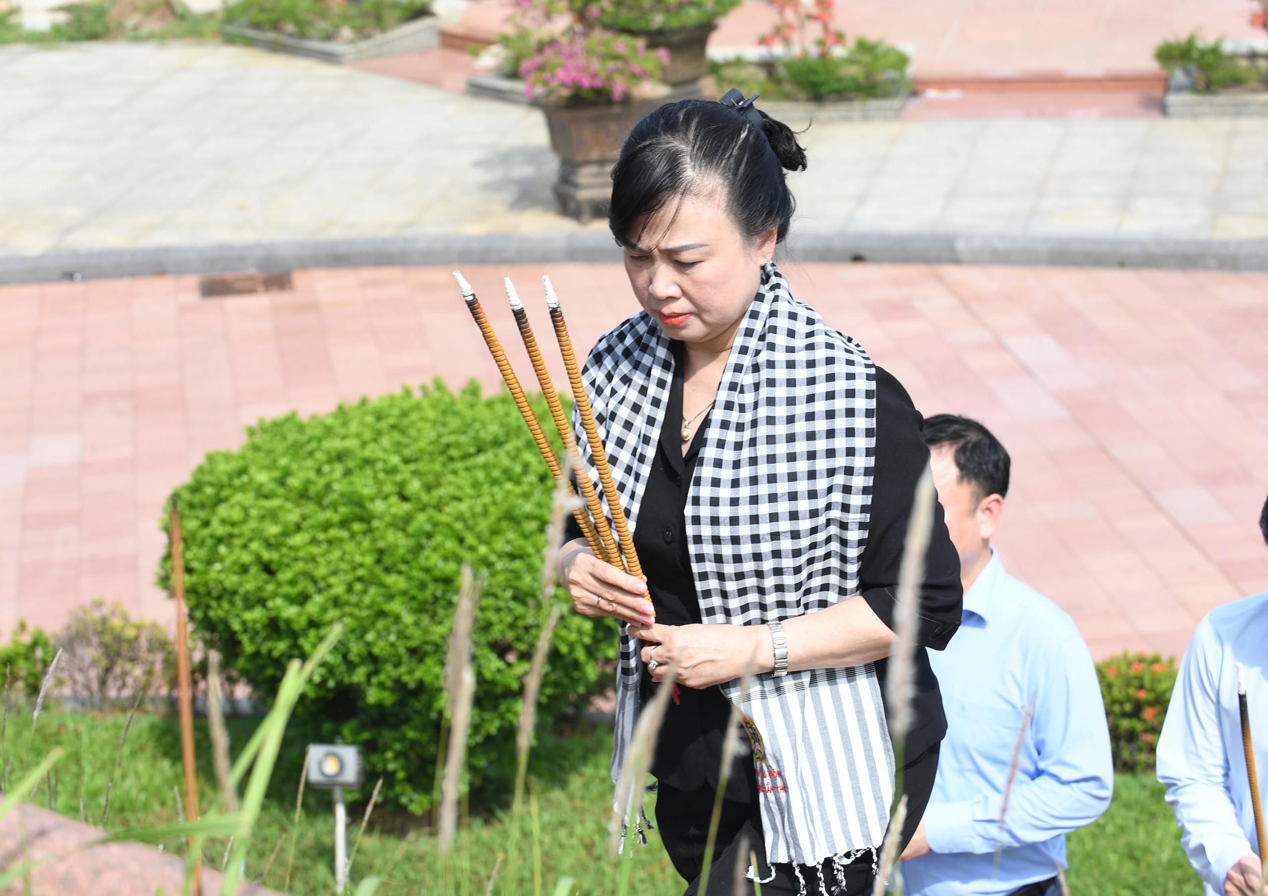 Bộ trưởng Đào Hồng Lan và đoàn công tác Bộ Y tế tri ân anh hùng, liệt sĩ, gia đình chính sách tại các tỉnh miền Trung- Ảnh 4.