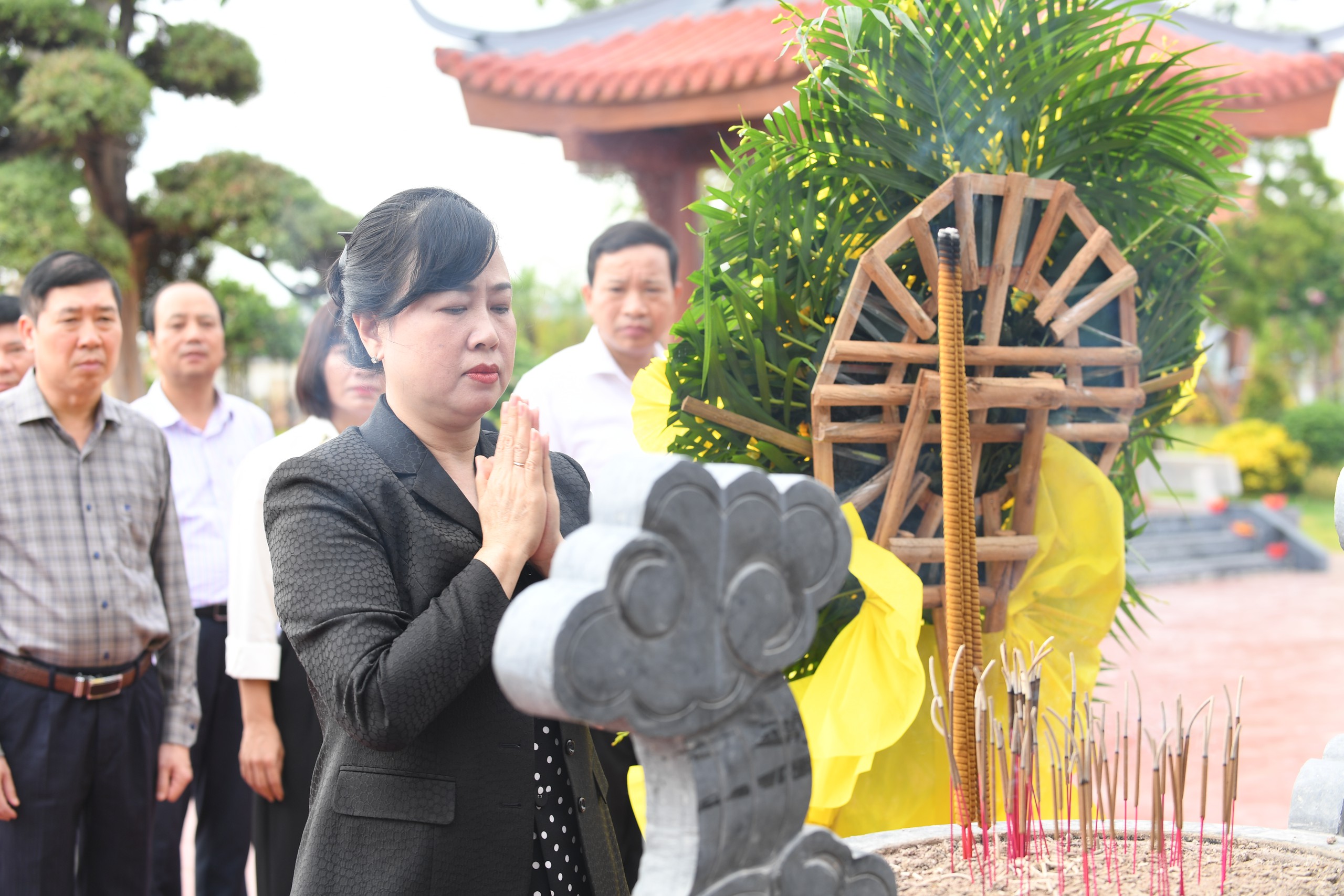 Bộ trưởng Đào Hồng Lan và đoàn công tác Bộ Y tế tri ân anh hùng, liệt sĩ, gia đình chính sách tại các tỉnh miền Trung- Ảnh 8.