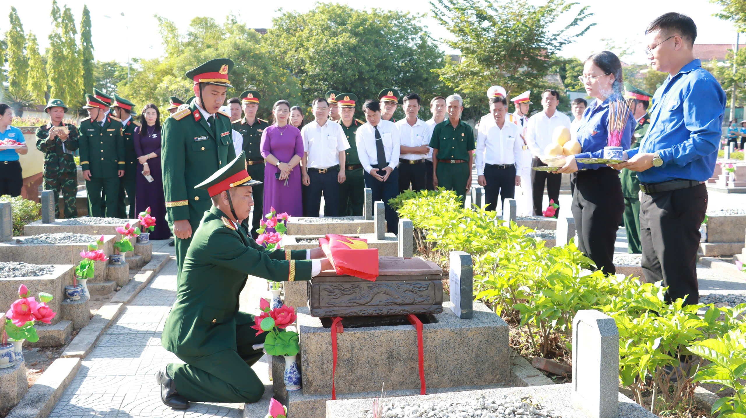 'Chiến dịch 500 ngày đêm' ở Huế: Truy điệu, an táng một hài cốt liệt sĩ, hoàn thành lấy mẫu tại 29 nghĩa trang - Ảnh 3.