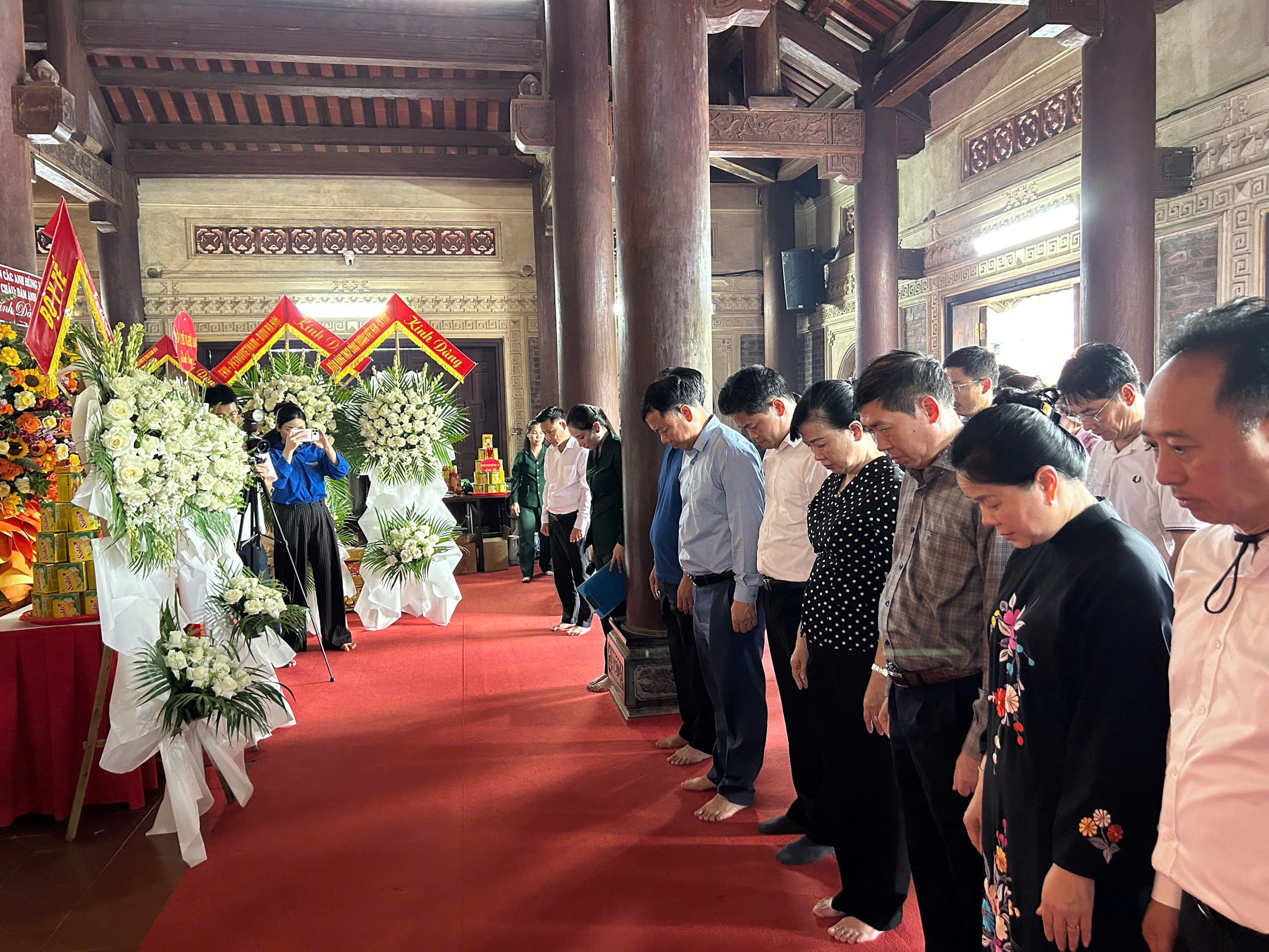 Bộ trưởng Đào Hồng Lan và đoàn công tác Bộ Y tế tri ân anh hùng, liệt sĩ, gia đình chính sách tại các tỉnh miền Trung- Ảnh 12.