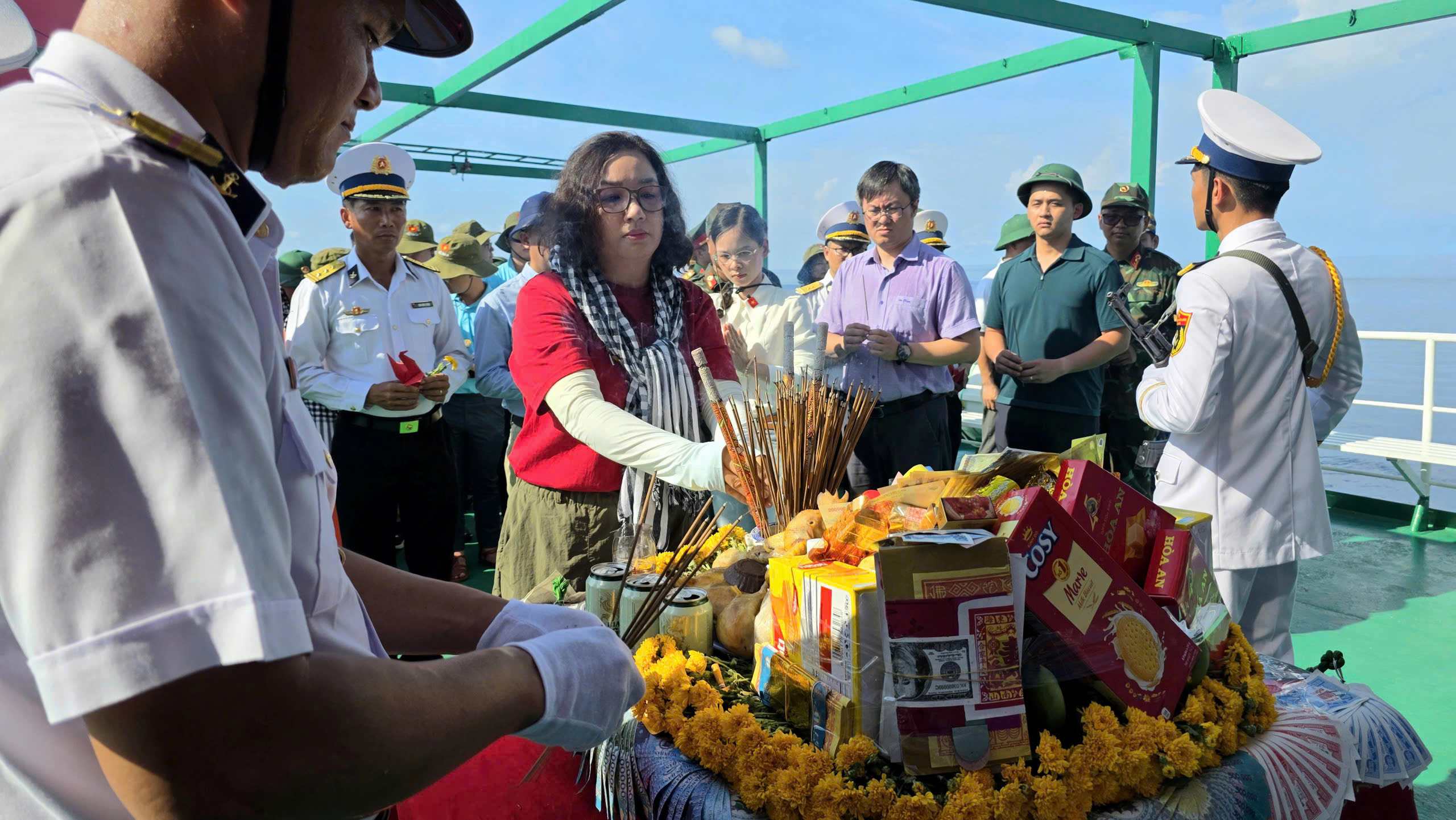 Lễ tri ân liệt sĩ 64 anh hùng Gạc Ma giữa trùng khơi Không thể quên - Ảnh 9.