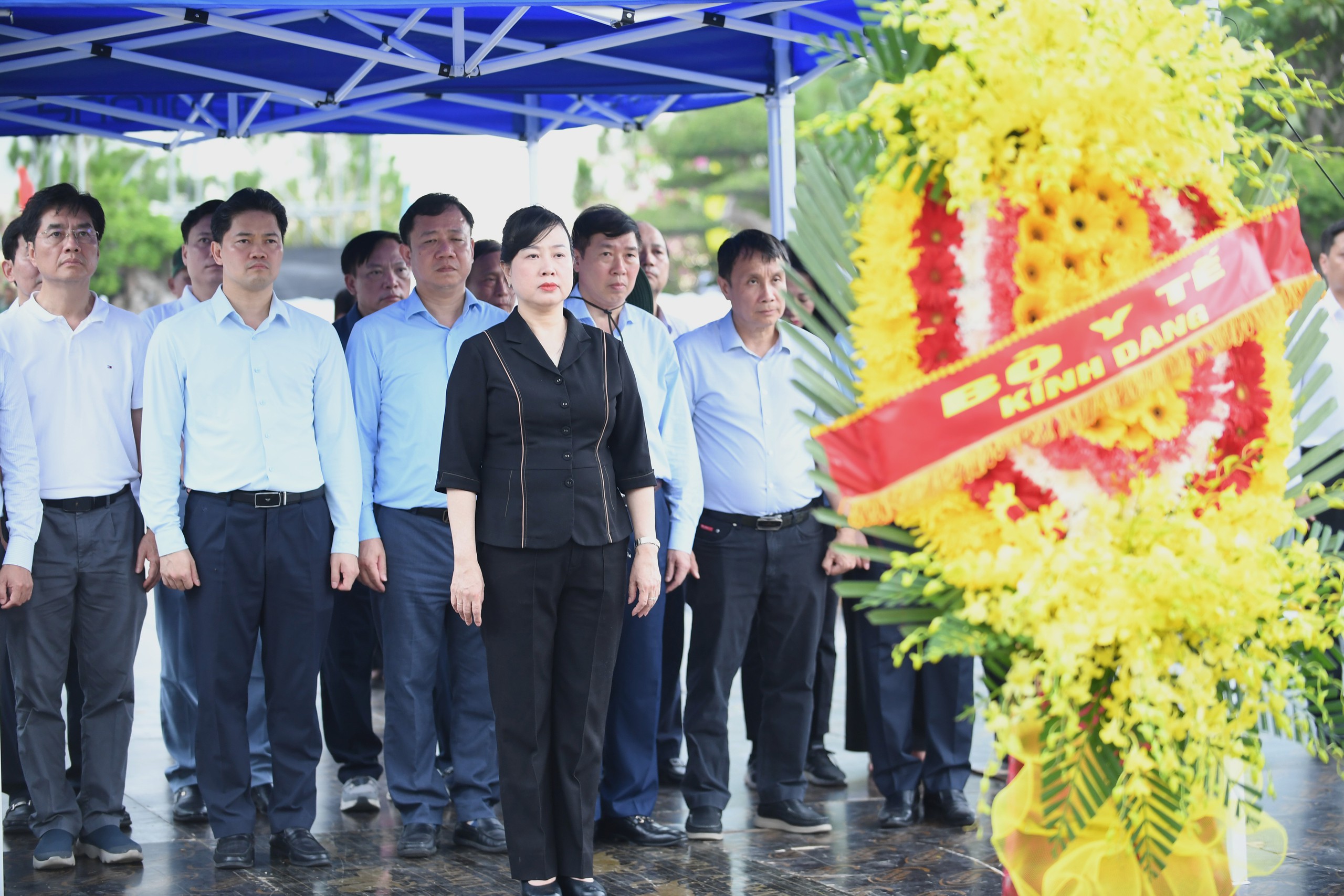 Bộ trưởng Đào Hồng Lan và đoàn công tác Bộ Y tế tri ân anh hùng, liệt sĩ, gia đình chính sách tại các tỉnh miền Trung- Ảnh 3.