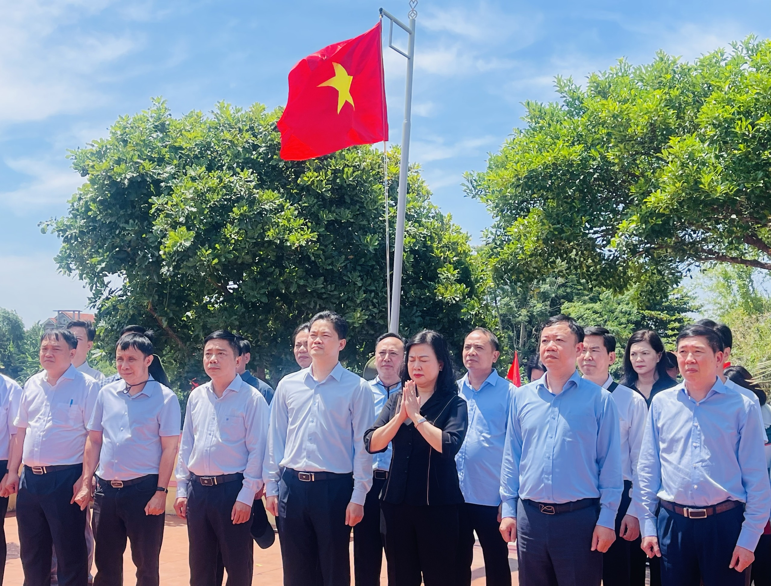 Bộ trưởng Đào Hồng Lan và đoàn công tác Bộ Y tế tri ân anh hùng, liệt sĩ, gia đình chính sách tại các tỉnh miền Trung- Ảnh 6.
