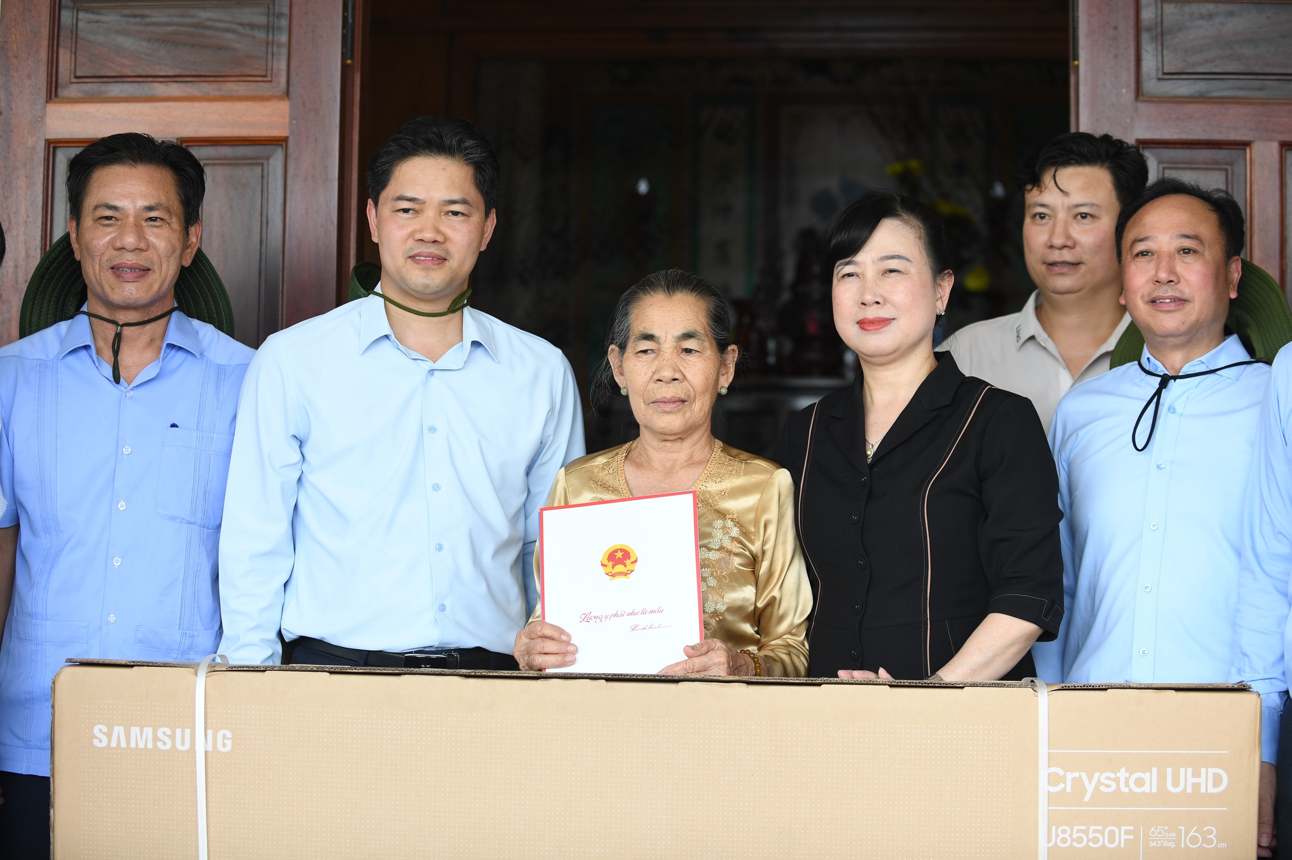 Bộ trưởng Đào Hồng Lan và đoàn công tác Bộ Y tế tri ân anh hùng, liệt sĩ, gia đình chính sách tại các tỉnh miền Trung- Ảnh 7.