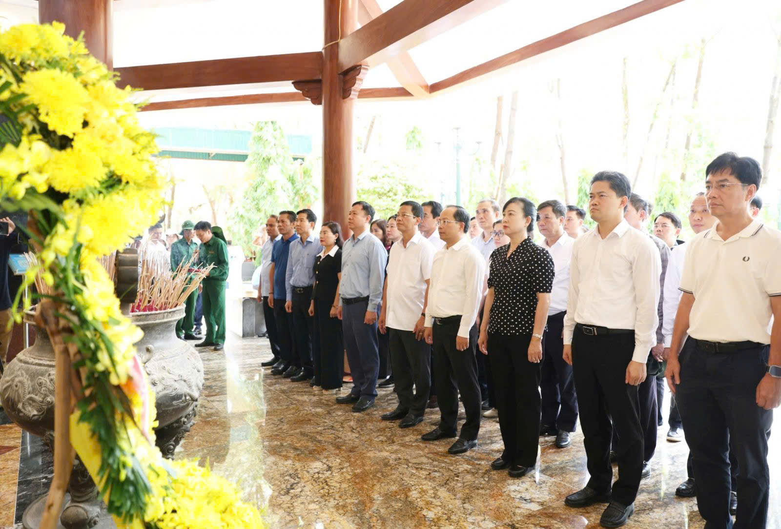 Bộ trưởng Đào Hồng Lan và đoàn công tác Bộ Y tế tri ân anh hùng, liệt sĩ, gia đình chính sách tại các tỉnh miền Trung- Ảnh 11.
