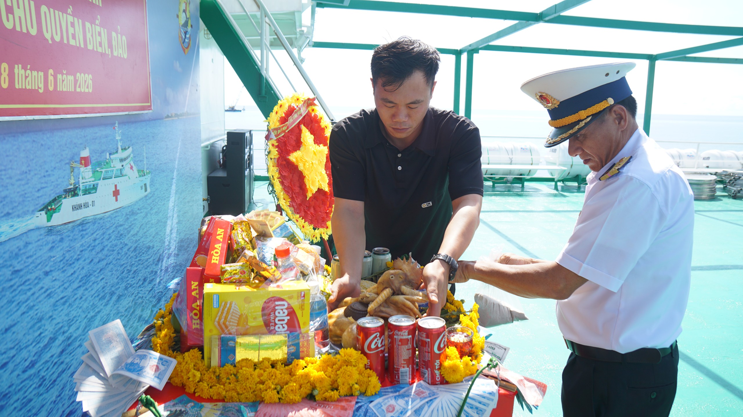 Lễ tri ân liệt sĩ 64 anh hùng Gạc Ma giữa trùng khơi Không thể quên - Ảnh 2.