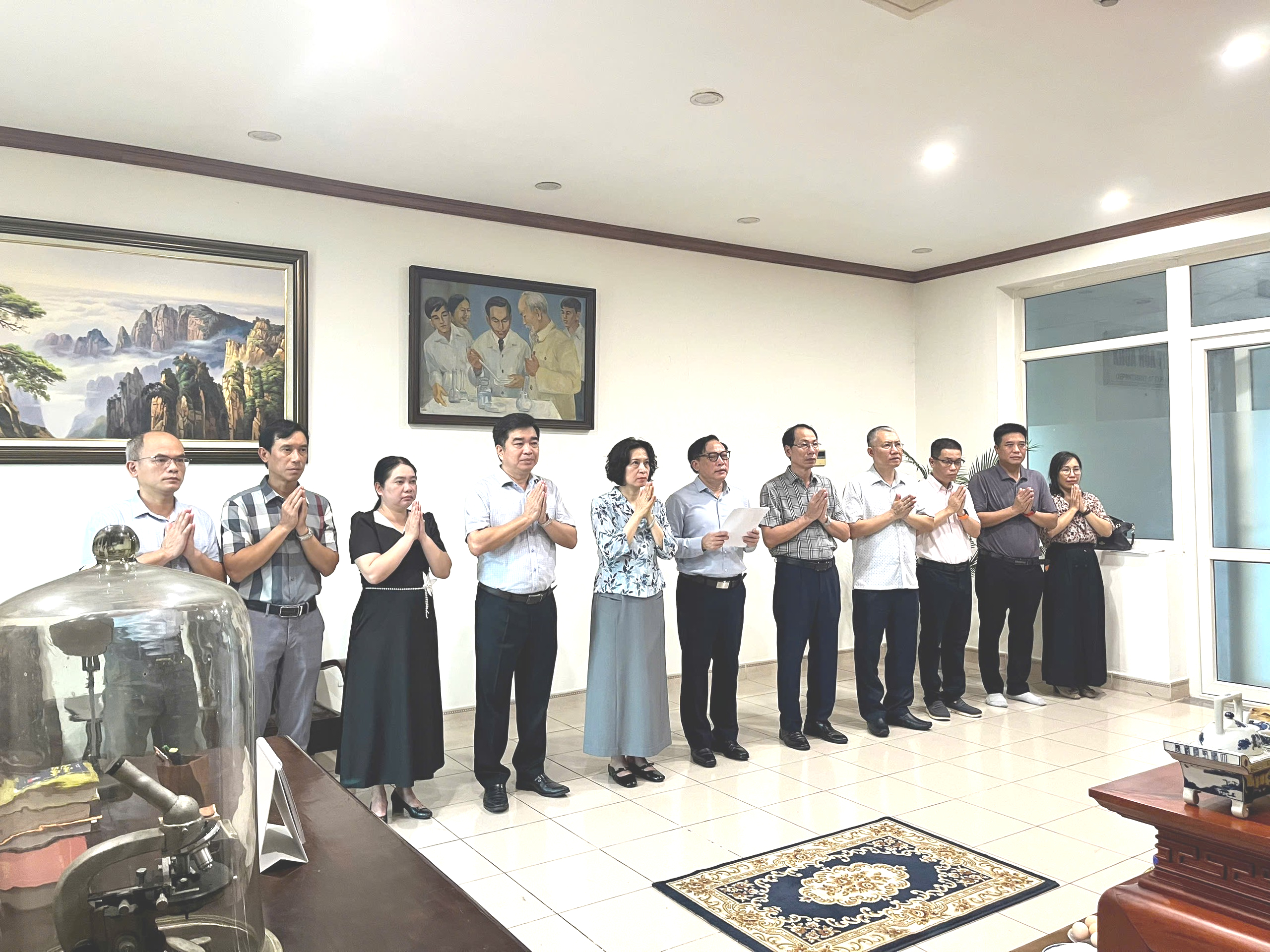 Thứ trưởng Nguyễn Thị Liên Hương dâng hương tri ân anh hùng, liệt sĩ, GS.BS Đặng Văn Ngữ - Ảnh 3.