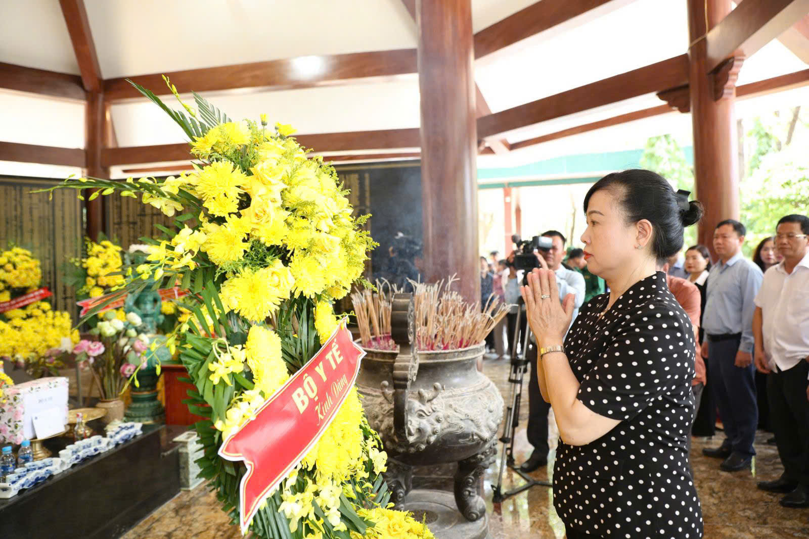 Bộ trưởng Đào Hồng Lan và đoàn công tác Bộ Y tế tri ân anh hùng, liệt sĩ, gia đình chính sách tại các tỉnh miền Trung- Ảnh 10.