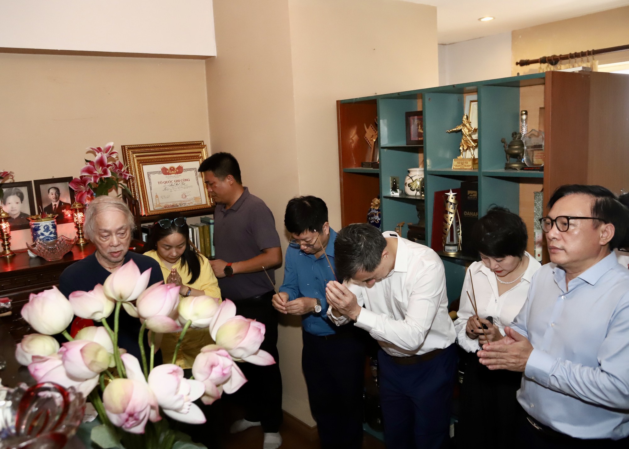 Thứ trưởng Bộ Y tế Trần Văn Thuấn thăm, tri ân gia đình anh hùng, liệt sĩ GS.BS Đặng Văn Ngữ - Ảnh 2.