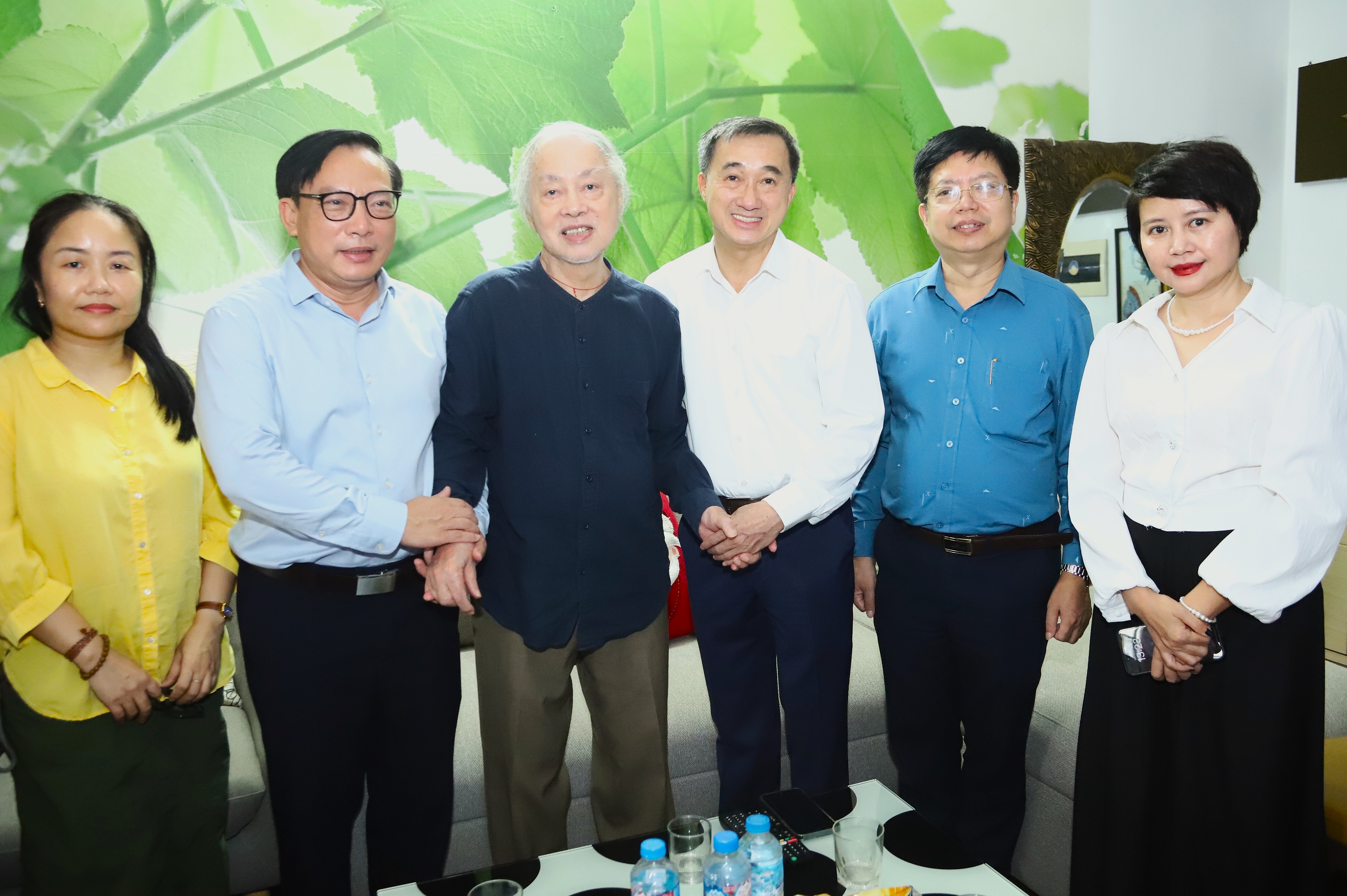 Thứ trưởng Bộ Y tế Trần Văn Thuấn thăm, tri ân gia đình anh hùng, liệt sĩ GS.BS Đặng Văn Ngữ - Ảnh 1.