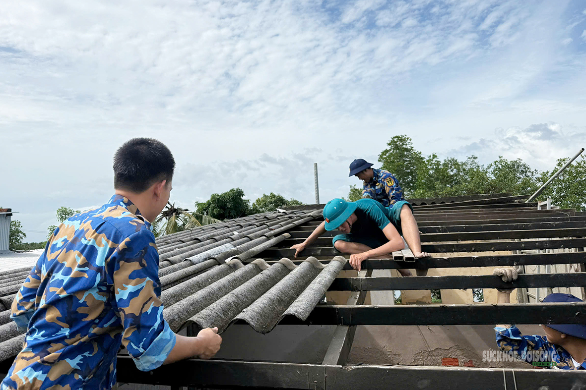 Lữ đoàn 175 giúp người dân Cà Mau khắc phục hậu quả giông lốc Năm 2026 - Ảnh 2.