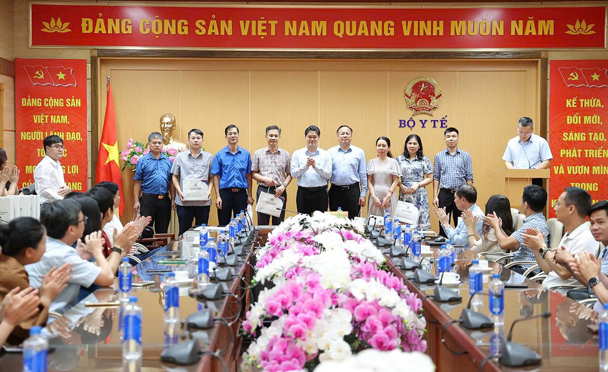Gallery - Bộ Y tế gặp mặt thương binh, thân nhân gia đình cán bộ có công với cách mạng - image 4
