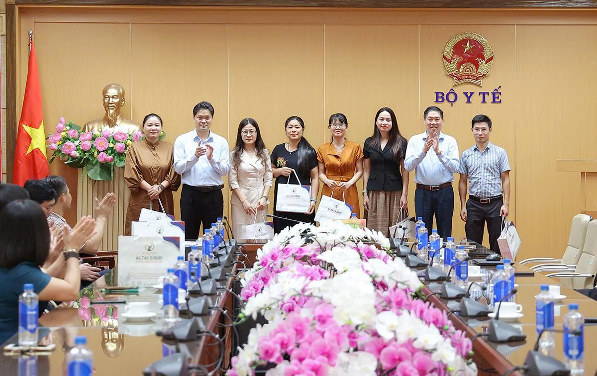 Gallery - Bộ Y tế gặp mặt thương binh, thân nhân gia đình cán bộ có công với cách mạng - image 7