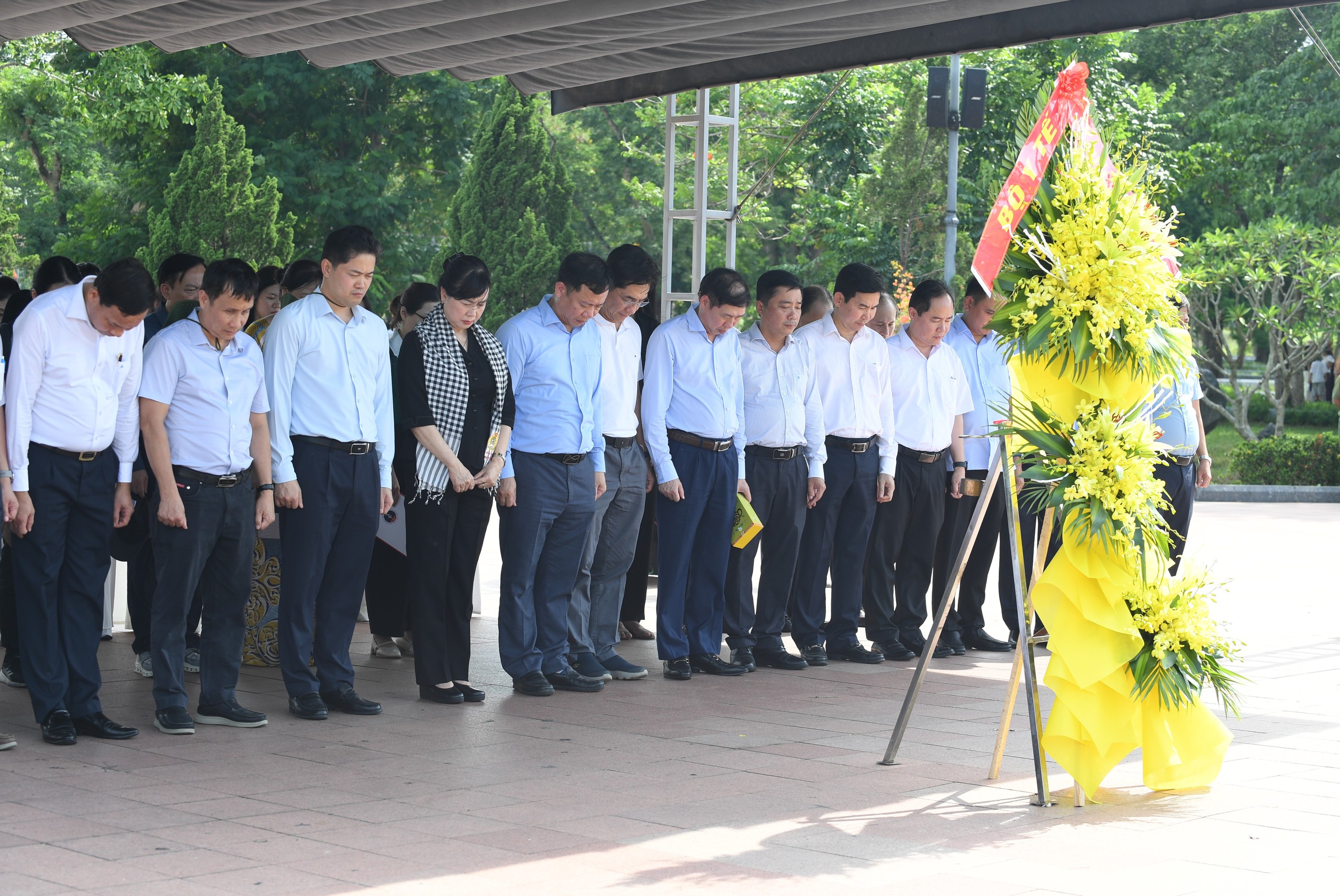 Bộ trưởng Đào Hồng Lan và đoàn công tác Bộ Y tế tri ân anh hùng, liệt sĩ, gia đình chính sách tại các tỉnh miền Trung- Ảnh 5.