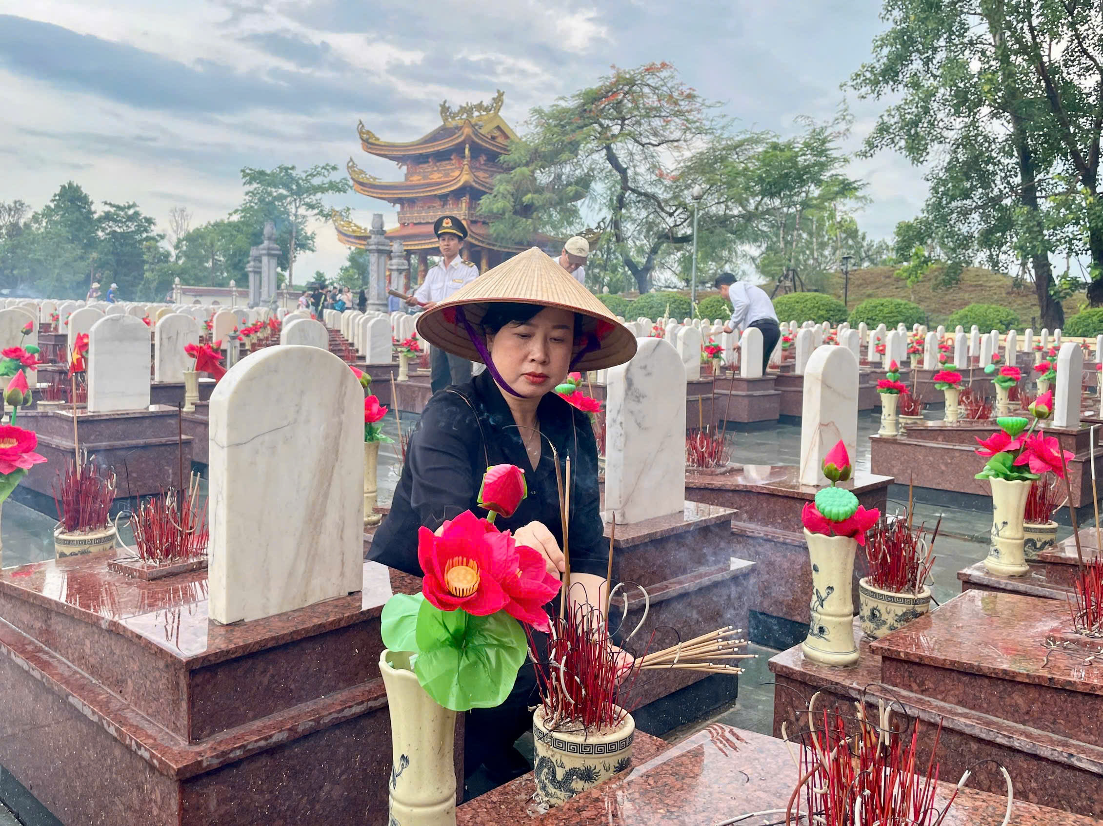 Bộ trưởng Đào Hồng Lan và đoàn công tác Bộ Y tế tri ân anh hùng, liệt sĩ, gia đình chính sách tại các tỉnh miền Trung- Ảnh 2.