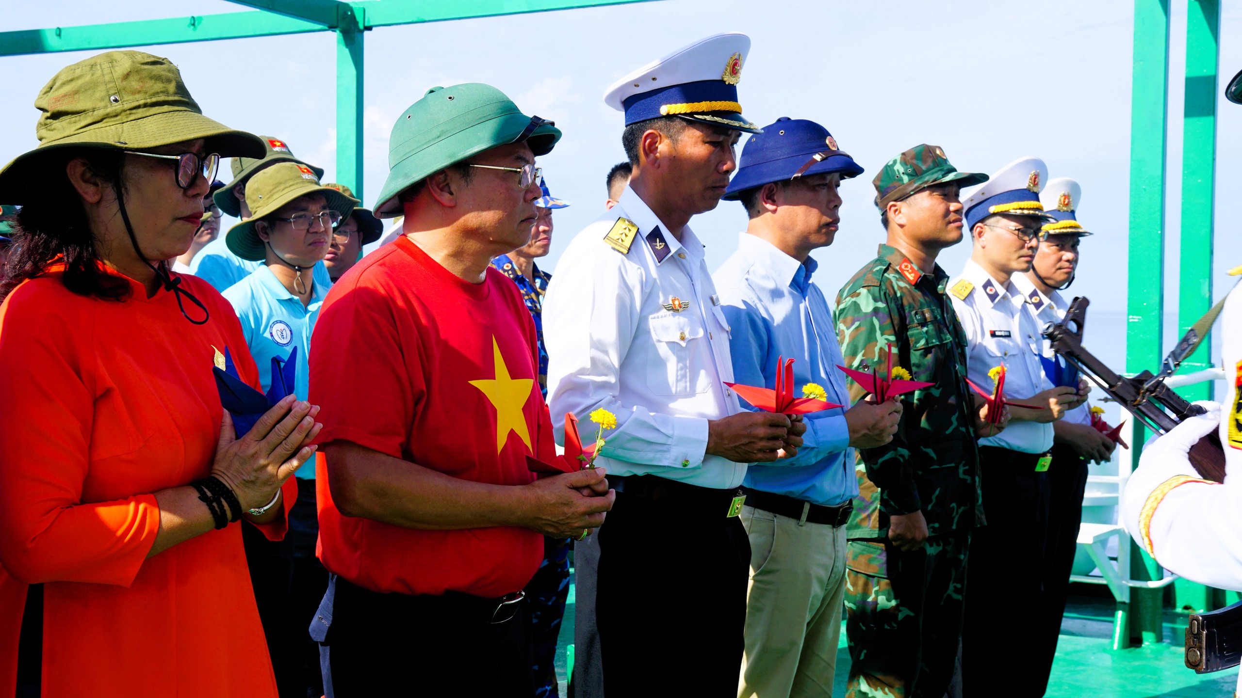 Lễ tri ân liệt sĩ 64 anh hùng Gạc Ma giữa trùng khơi Không thể quên - Ảnh 6.