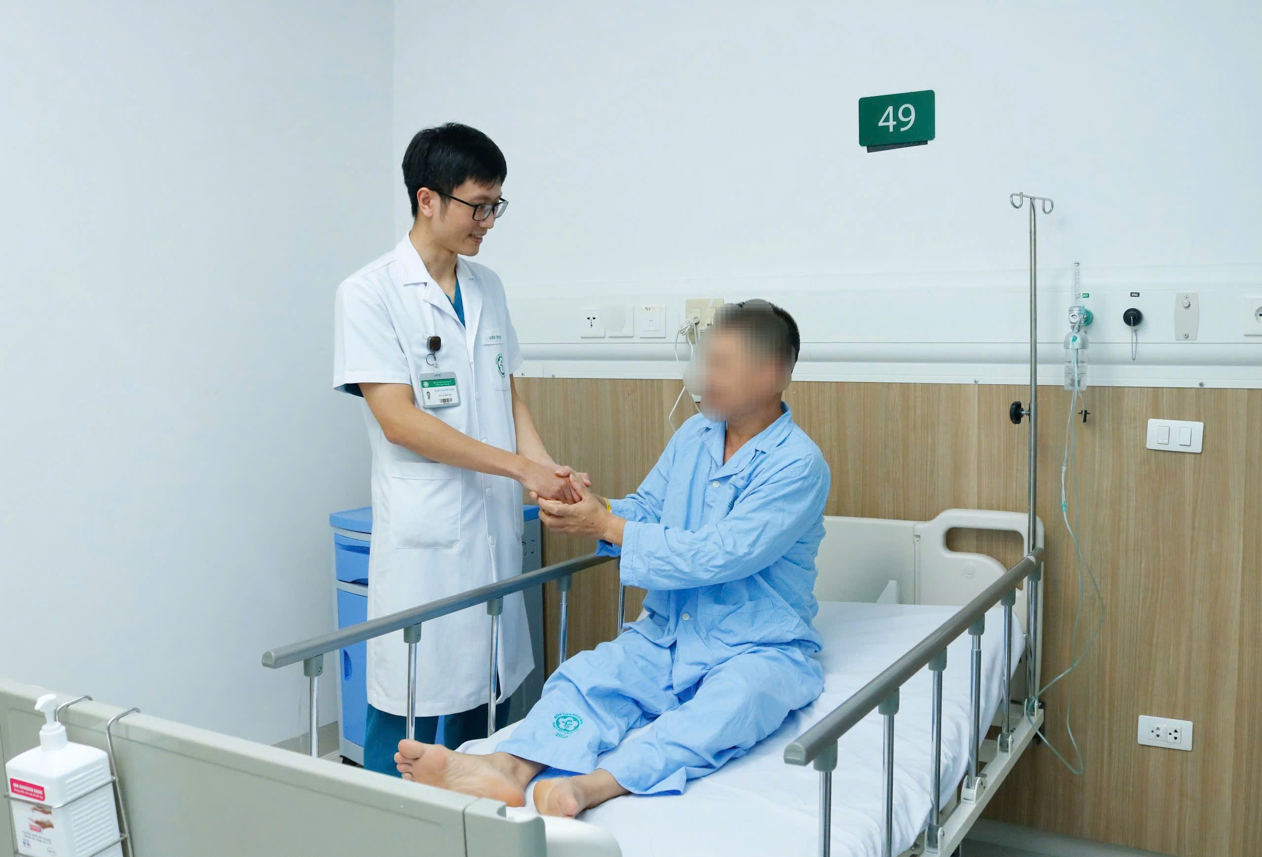 50 phút thần tốc giành lại nhịp đập cho người bệnh ngừng tim tại Bệnh viện Bạch Mai cơ sở Ninh Bình - Ảnh 2.