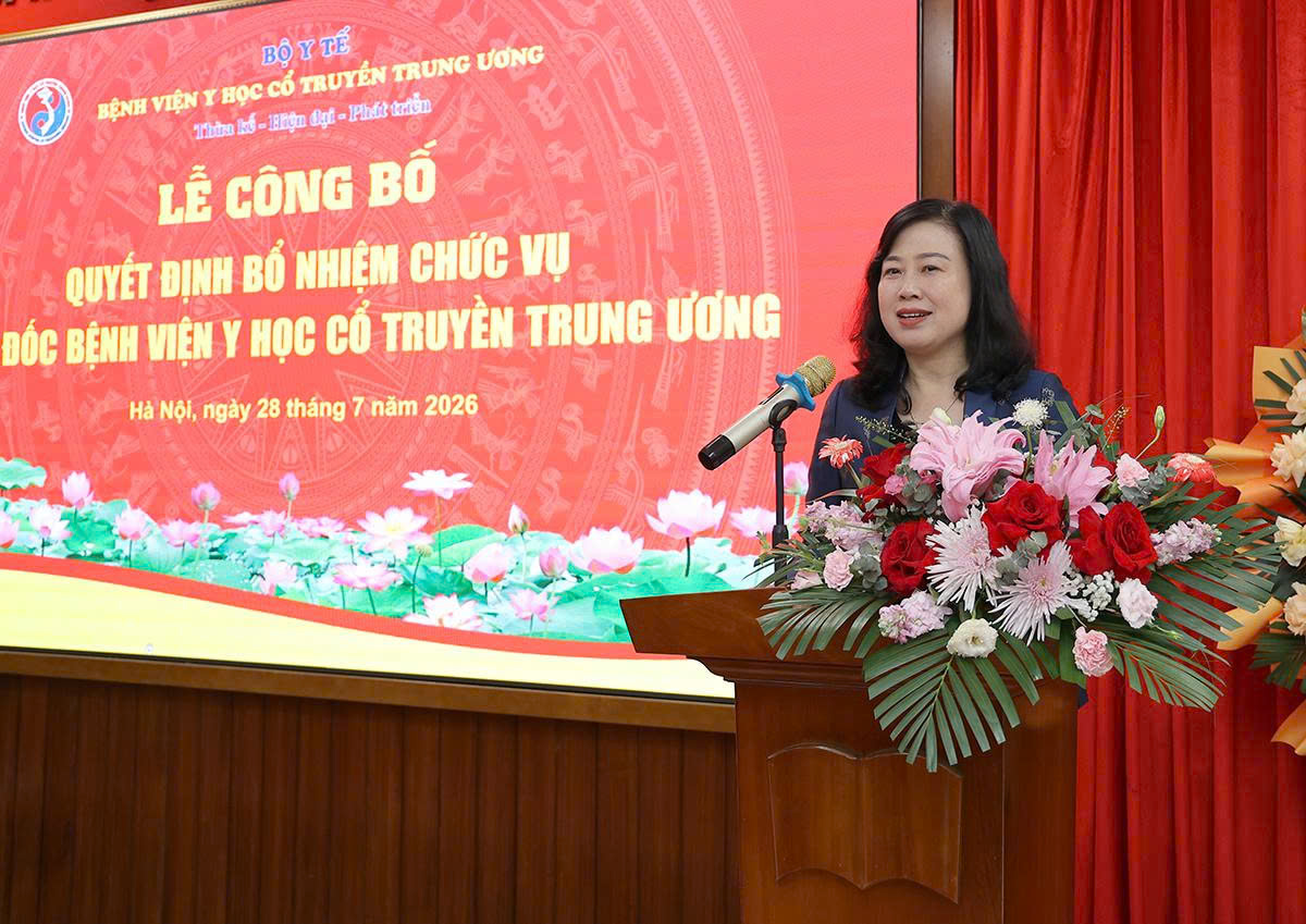 Bộ trưởng Đào Hồng Lan trao quyết định bổ nhiệm Giám đốc Bệnh viện Y học cổ truyền TW - Ảnh 2.