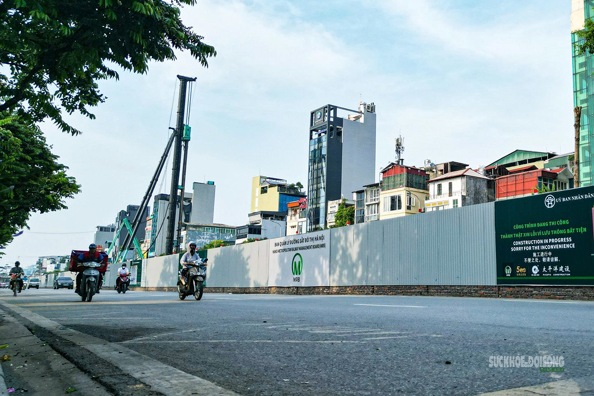 Gần 500m đường Văn Cao được rào chắn thi công ga S1 metro số 5- Ảnh 8.