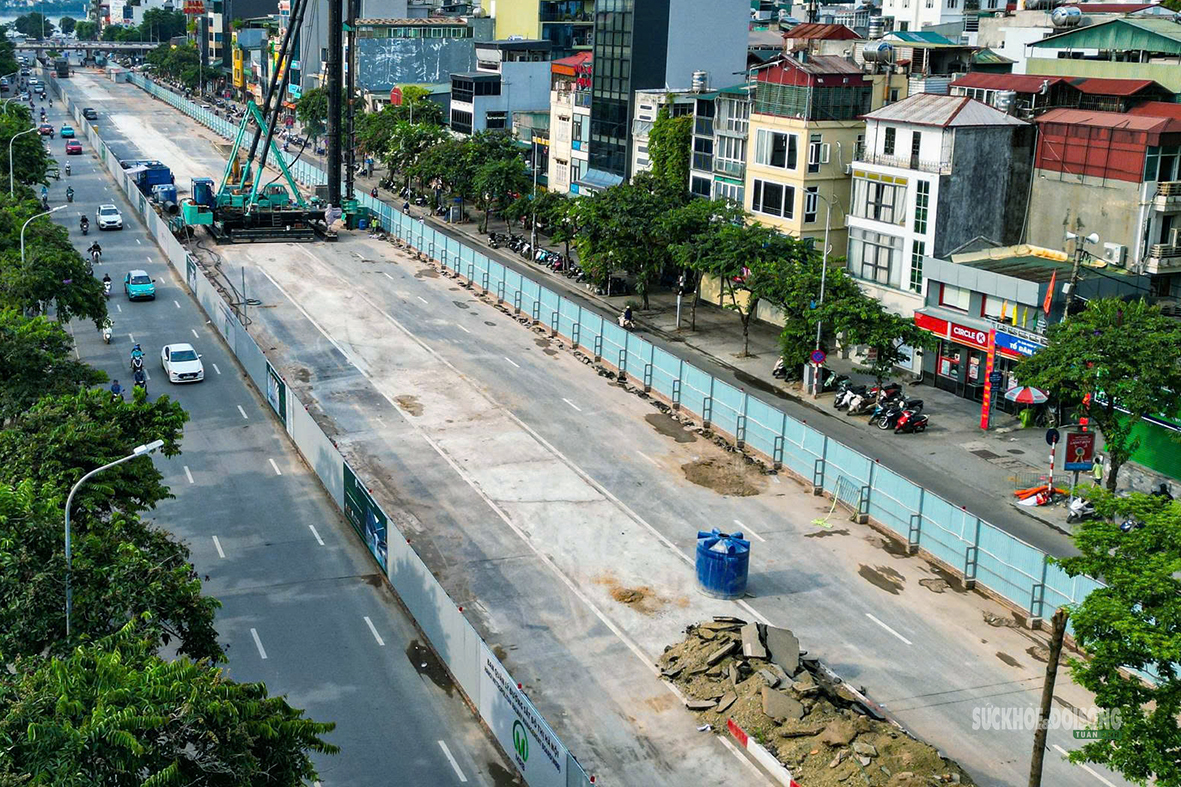 Gần 500m đường Văn Cao được rào chắn thi công ga S1 metro số 5- Ảnh 2.