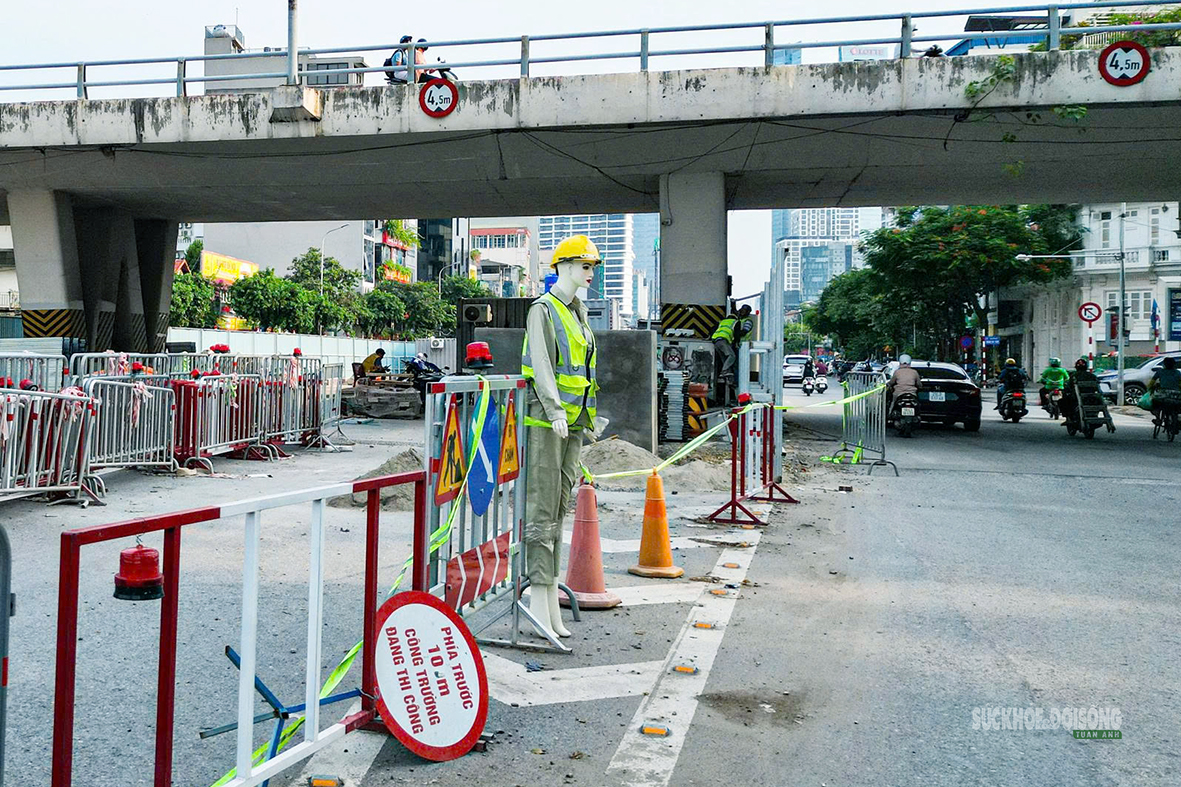 Gần 500m đường Văn Cao được rào chắn thi công ga S1 metro số 5- Ảnh 6.