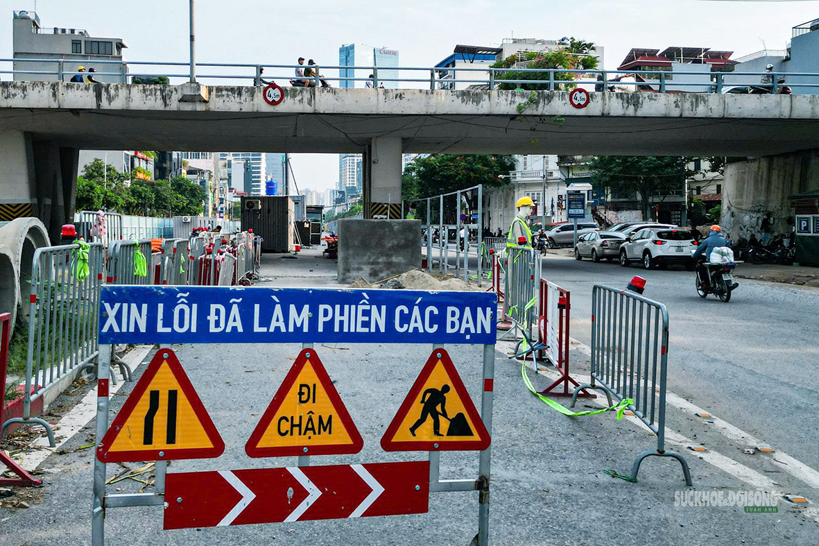 Gần 500m đường Văn Cao được rào chắn thi công ga S1 metro số 5- Ảnh 7.