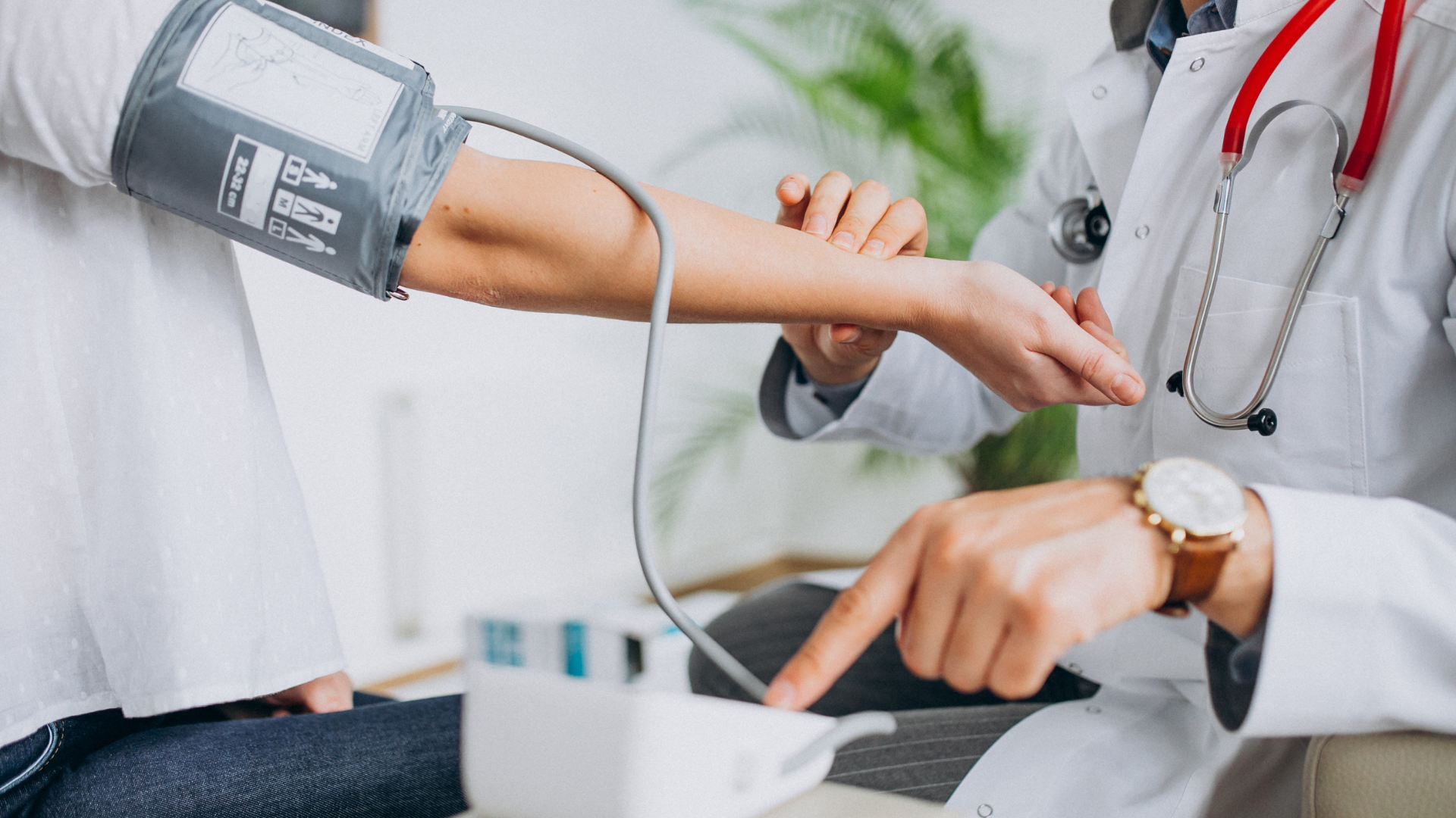 Nhiều bệnh nguy hiểm không có triệu chứng sớm: Đừng bỏ qua kiểm tra sức khỏe định kỳ - Ảnh 2.