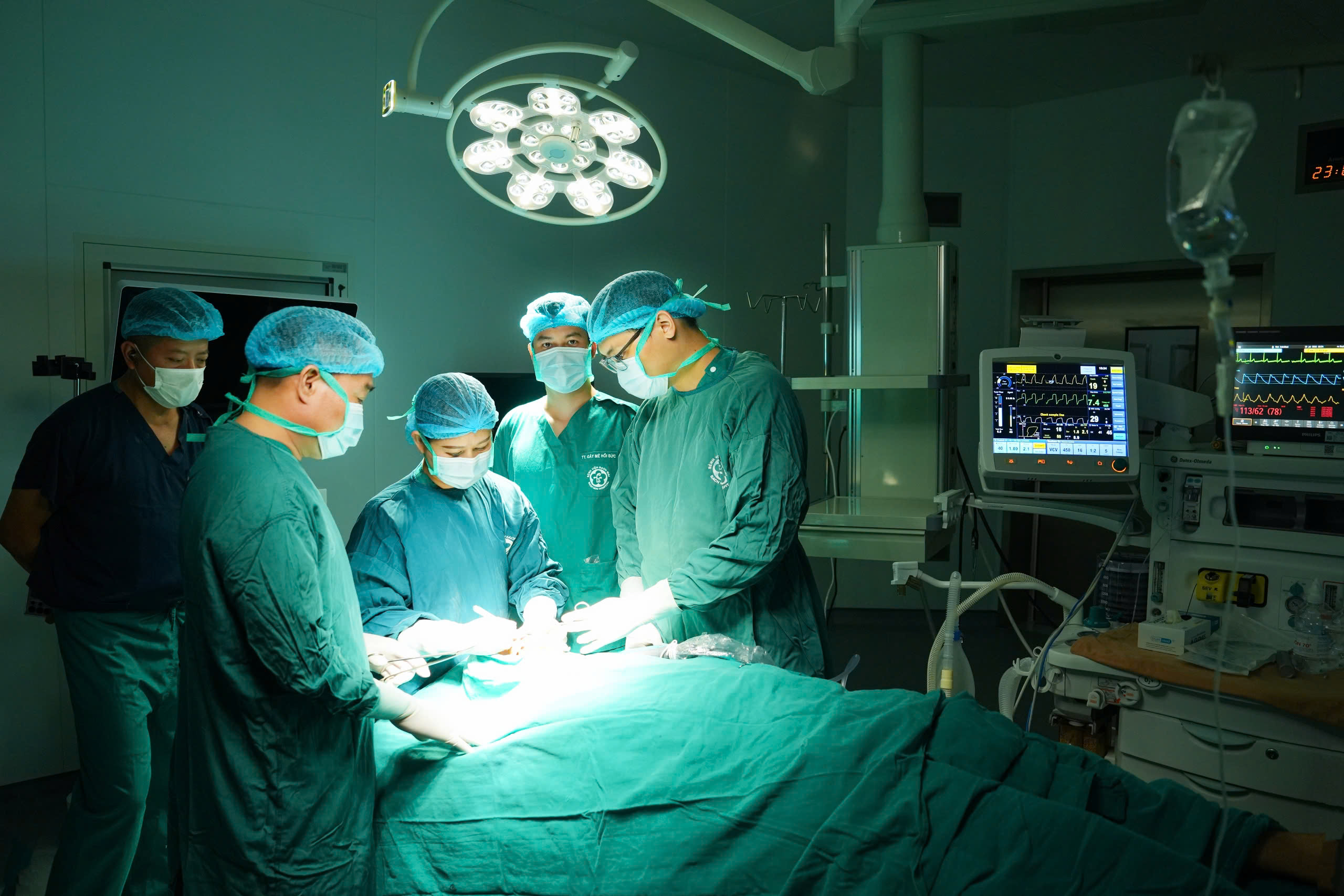 Chuyến xe trong mưa lúc 5h sáng của bác sĩ Bạch Mai và cuộc chạy đua giữ lại gương mặt nguyên vẹn cho người bệnh- Ảnh 2.
