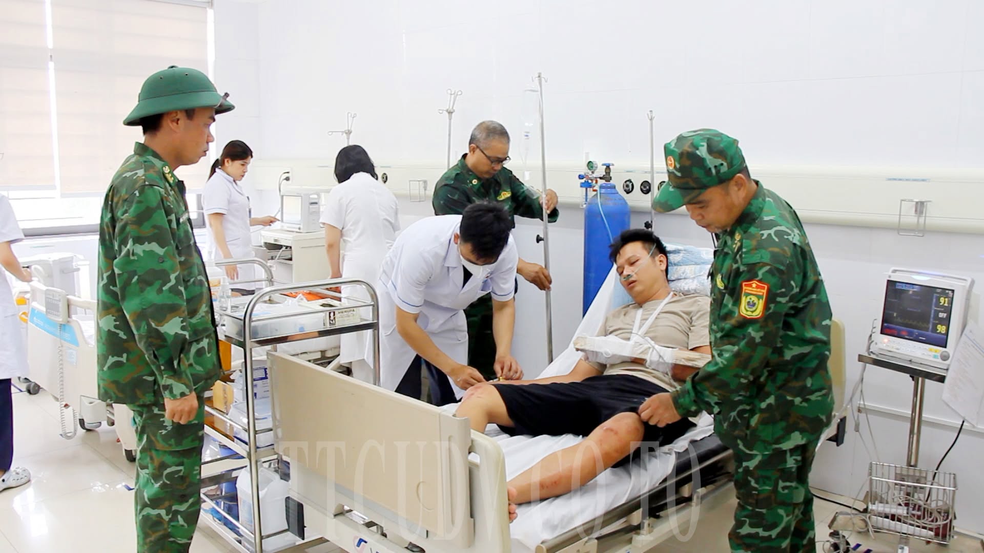 Tin mới vụ 7 thuyền viên tàu cá bị chìm trên biển lúc rạng sáng do giông lốc- Ảnh 2.