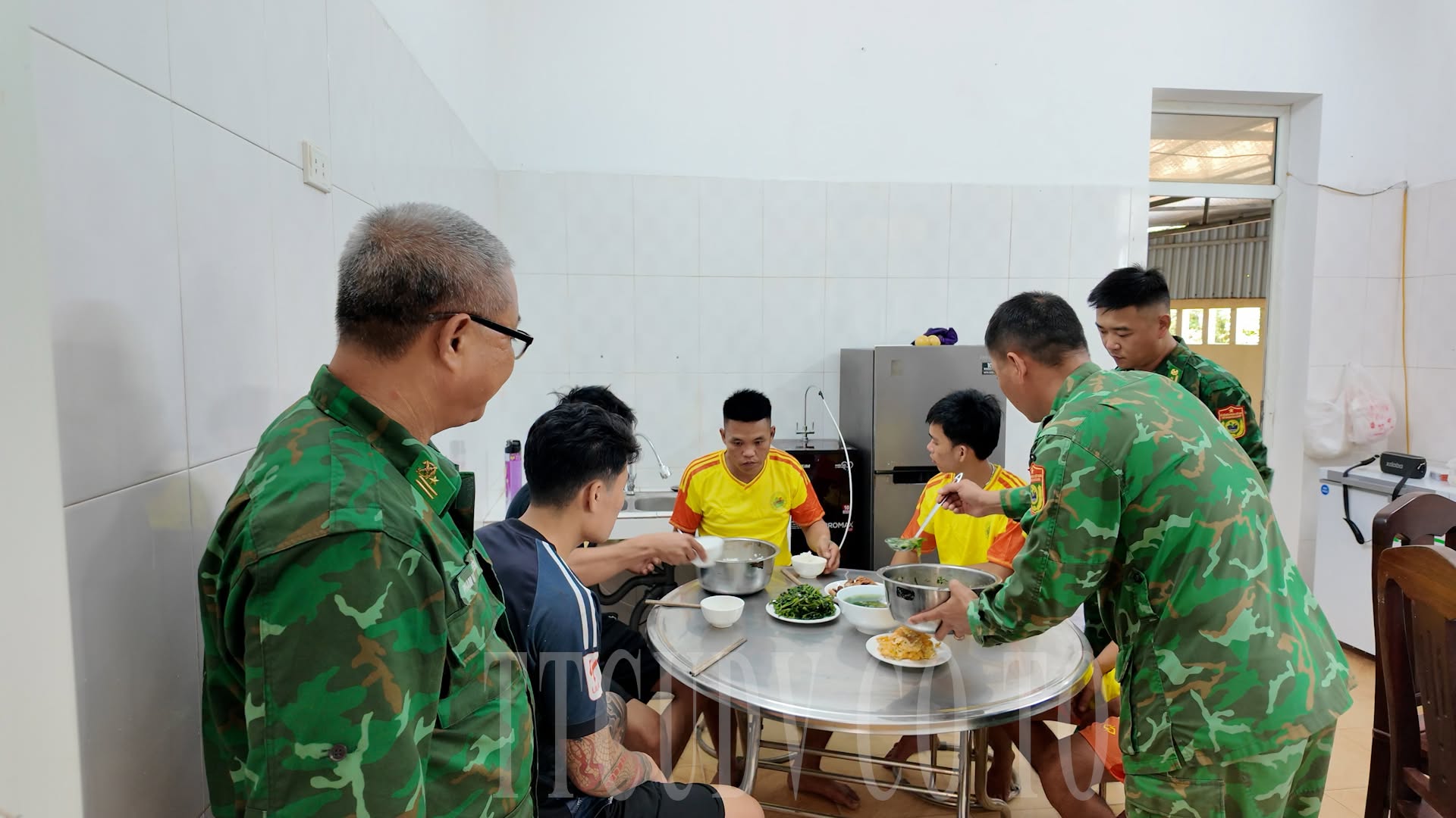 Tin mới vụ 7 thuyền viên tàu cá bị chìm trên biển lúc rạng sáng do giông lốc- Ảnh 3.