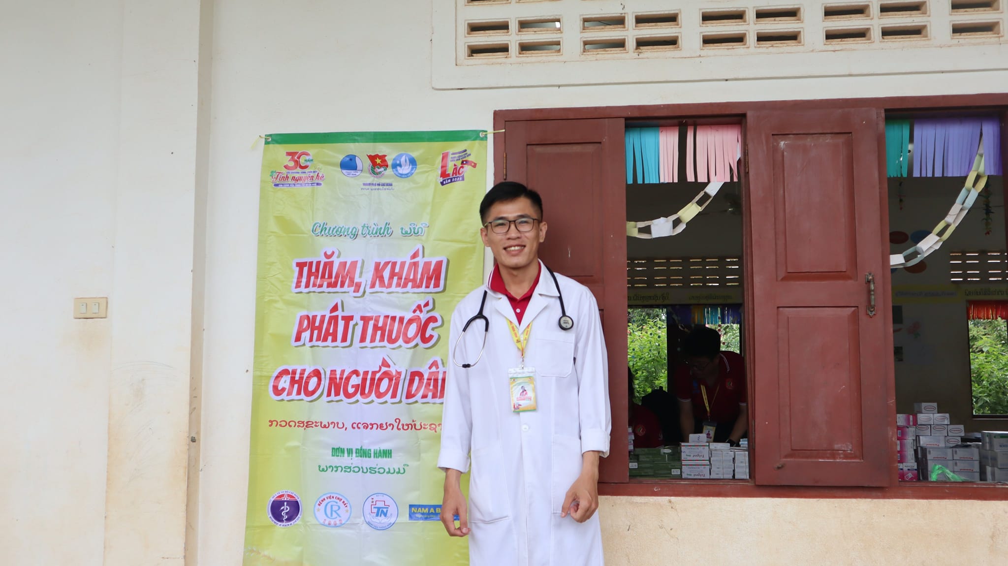 Người bác sĩ trẻ dân tộc Cơ Ho nặng lòng với bệnh nhân HIV/AIDS - Ảnh 2.