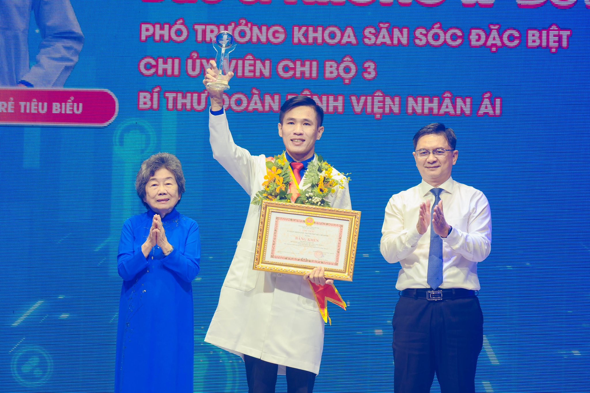 Người bác sĩ trẻ dân tộc Cơ Ho nặng lòng với bệnh nhân HIV/AIDS - Ảnh 3.