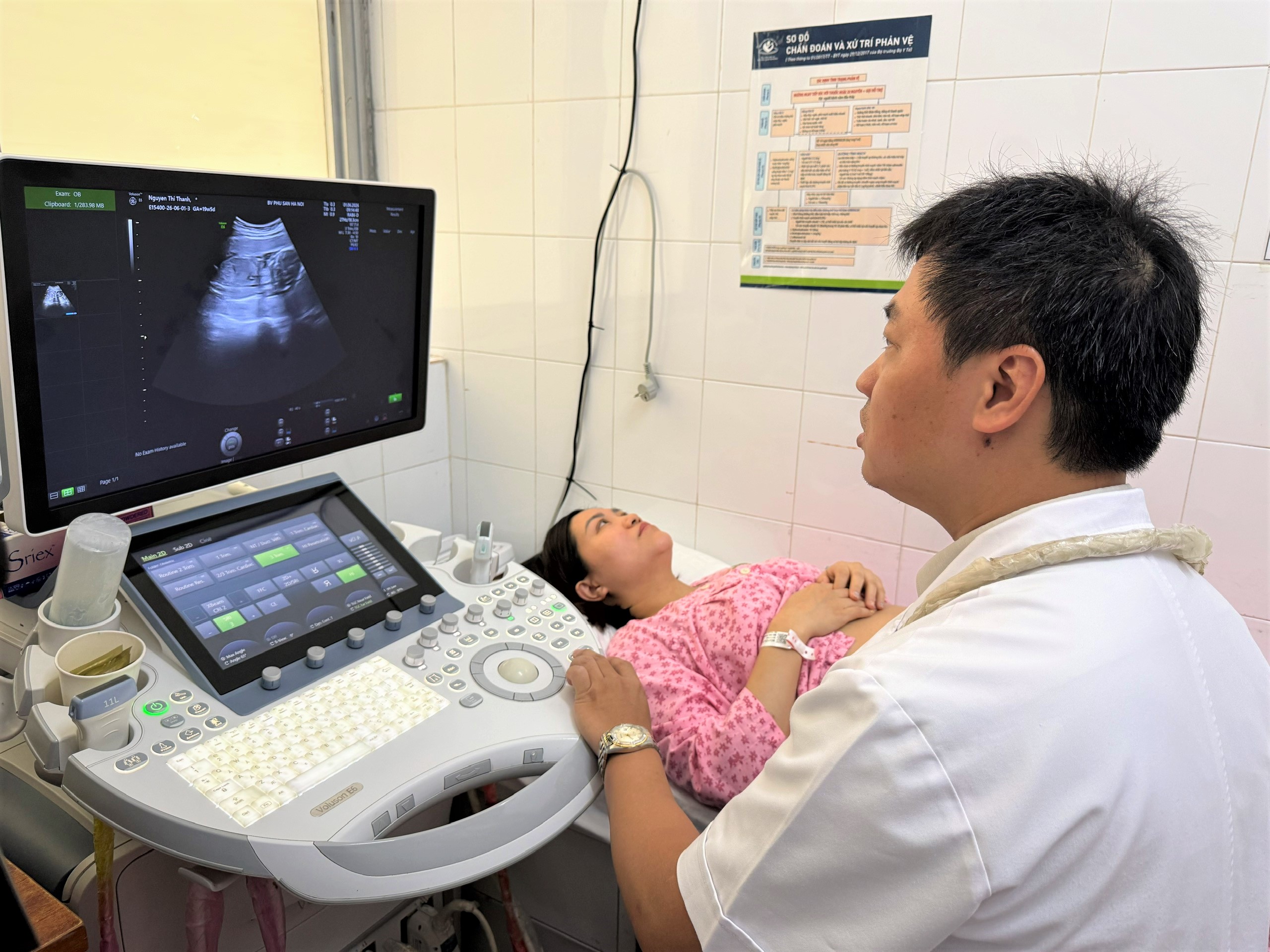 Người bác sĩ mò mẫm mở ra hy vọng cho những ca bệnh chưa có tiền lệ - Ảnh 3.