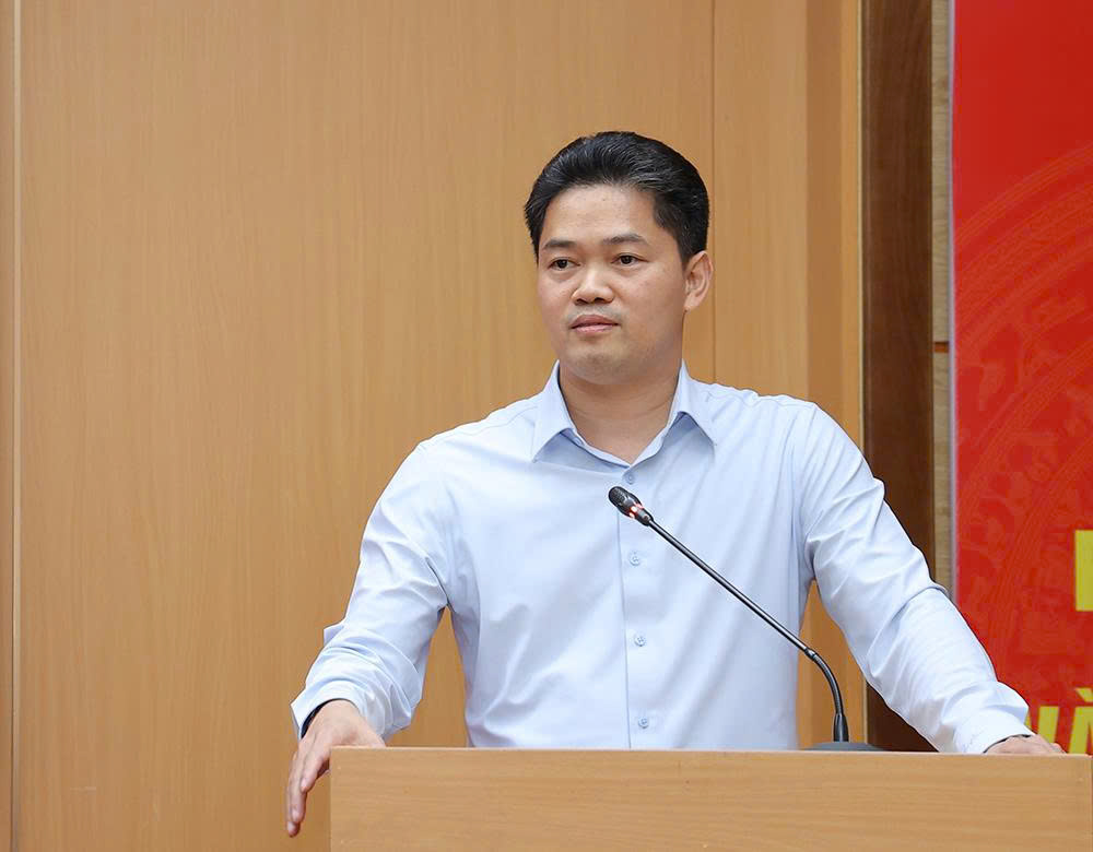 Đảng ủy Bộ Y tế tổ chức trao Huy hiệu 40 năm tuổi Đảng cho cán bộ
- Ảnh 3.