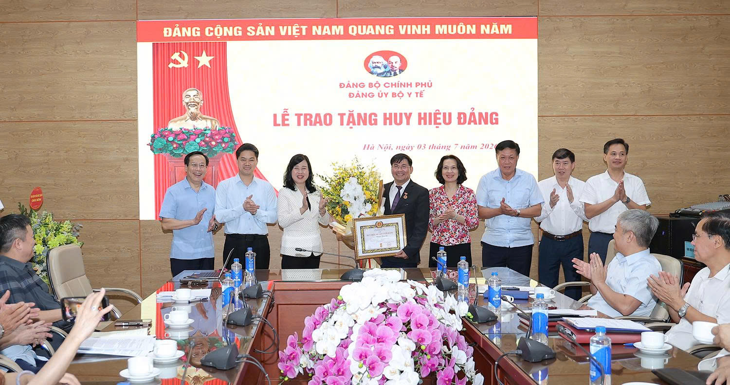 Đảng ủy Bộ Y tế tổ chức trao Huy hiệu 40 năm tuổi Đảng cho cán bộ
- Ảnh 2.