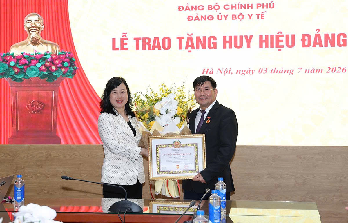 Gallery - Đảng ủy Bộ Y tế tổ chức trao Huy hiệu 40 năm tuổi Đảng cho cán bộ - image 2
