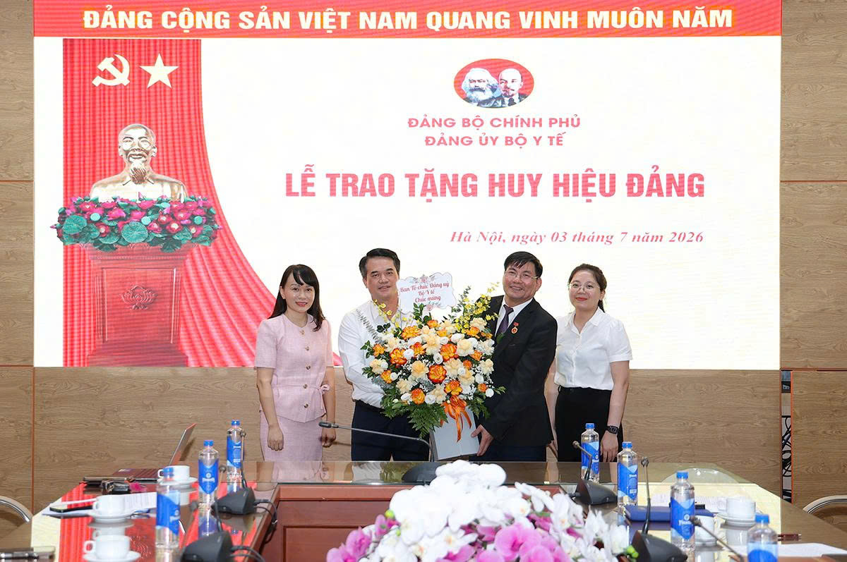 Đảng ủy Bộ Y tế tổ chức trao Huy hiệu 40 năm tuổi Đảng cho cán bộ
- Ảnh 6.