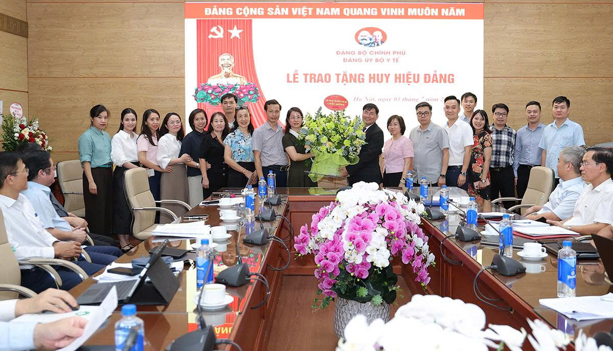 Đảng ủy Bộ Y tế tổ chức trao Huy hiệu 40 năm tuổi Đảng cho cán bộ
- Ảnh 4.