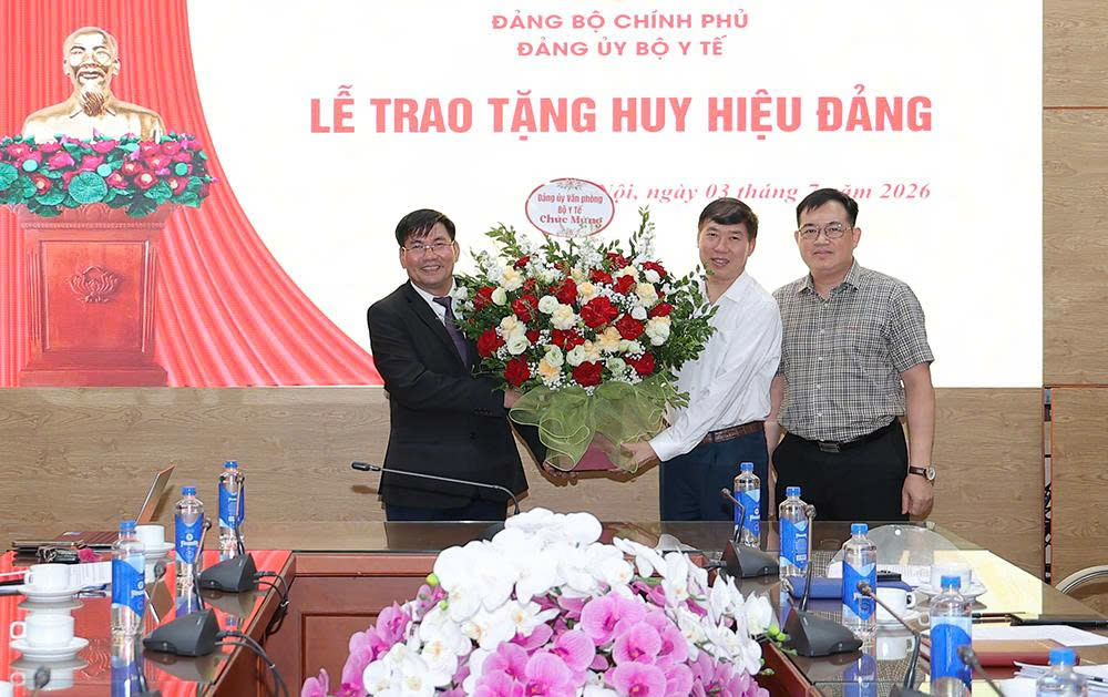 Đảng ủy Bộ Y tế tổ chức trao Huy hiệu 40 năm tuổi Đảng cho cán bộ
- Ảnh 7.