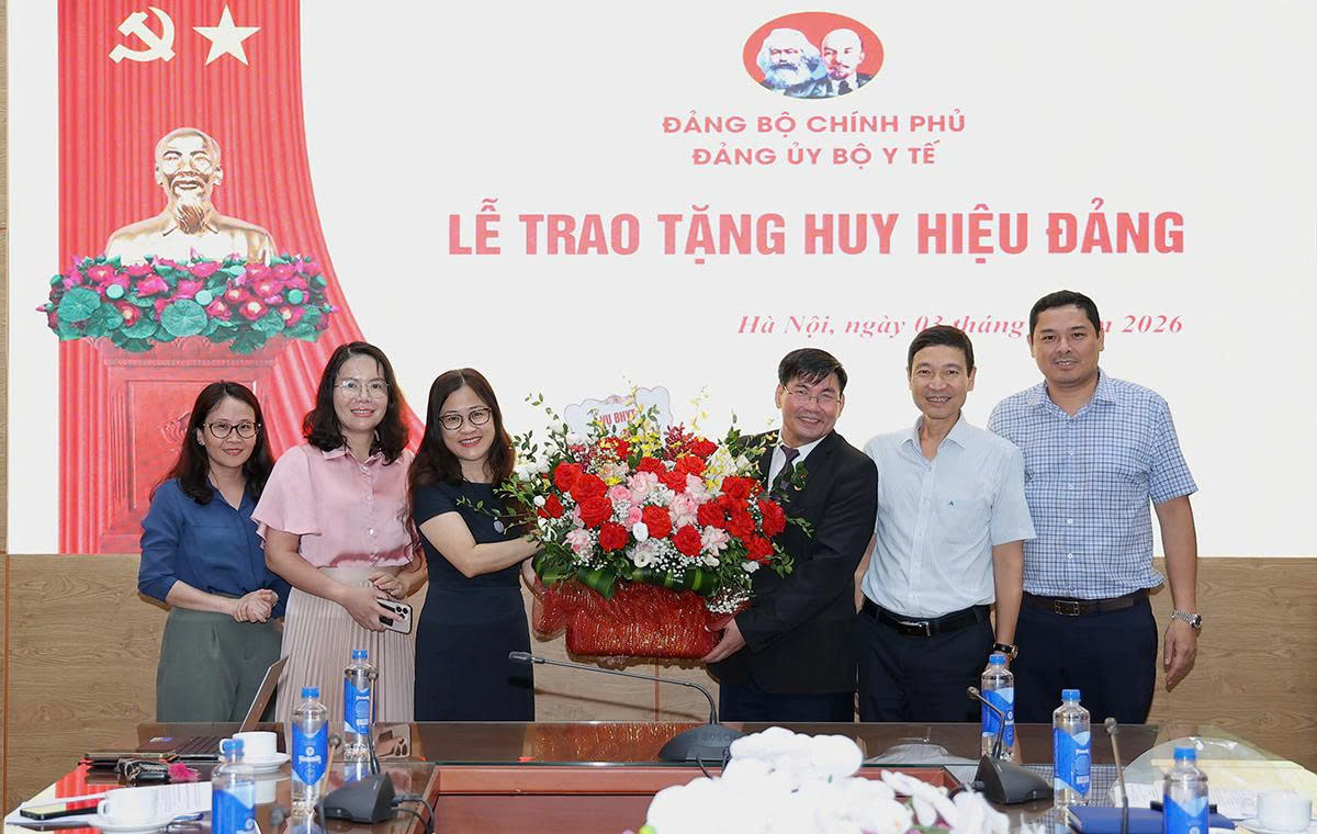 Đảng ủy Bộ Y tế tổ chức trao Huy hiệu 40 năm tuổi Đảng cho cán bộ
- Ảnh 5.